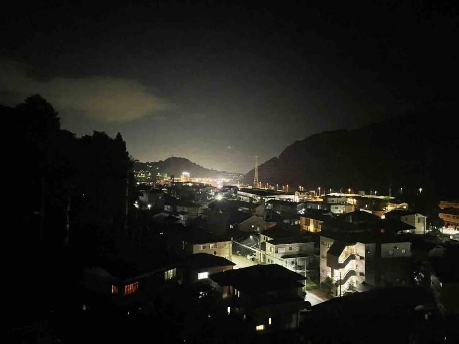 箱根湯本から一駅。大正〜昭和の家具に囲まれた、緑香るウッドテラスのある宿。高台から小田原の街を一望　