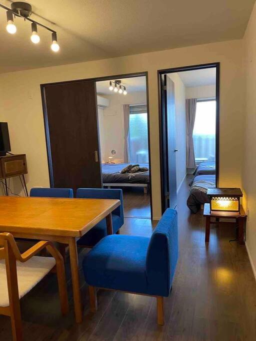 箱根湯本から一駅。大正〜昭和の家具に囲まれた、緑香るウッドテラスのある宿。高台から小田原の街を一望　