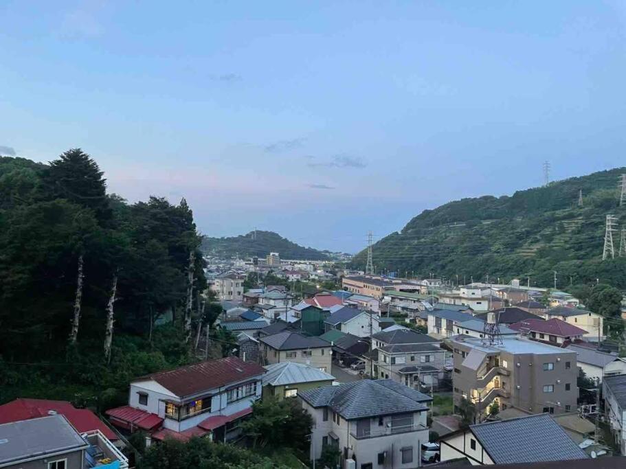 箱根湯本から一駅。大正〜昭和の家具に囲まれた、緑香るウッドテラスのある宿。高台から小田原の街を一望　