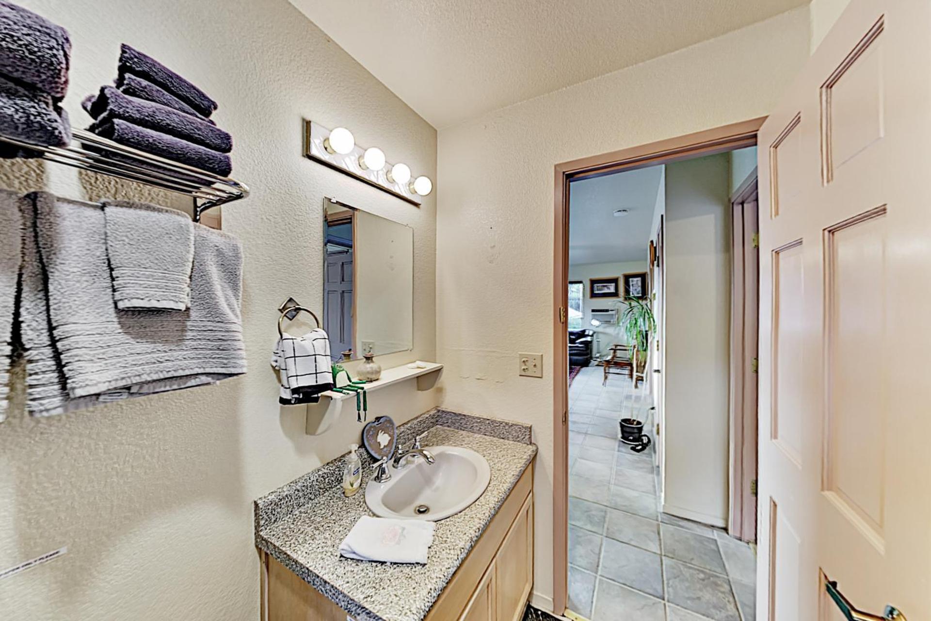 2BR Mountain-View Cottage with Hot Tub, Deck