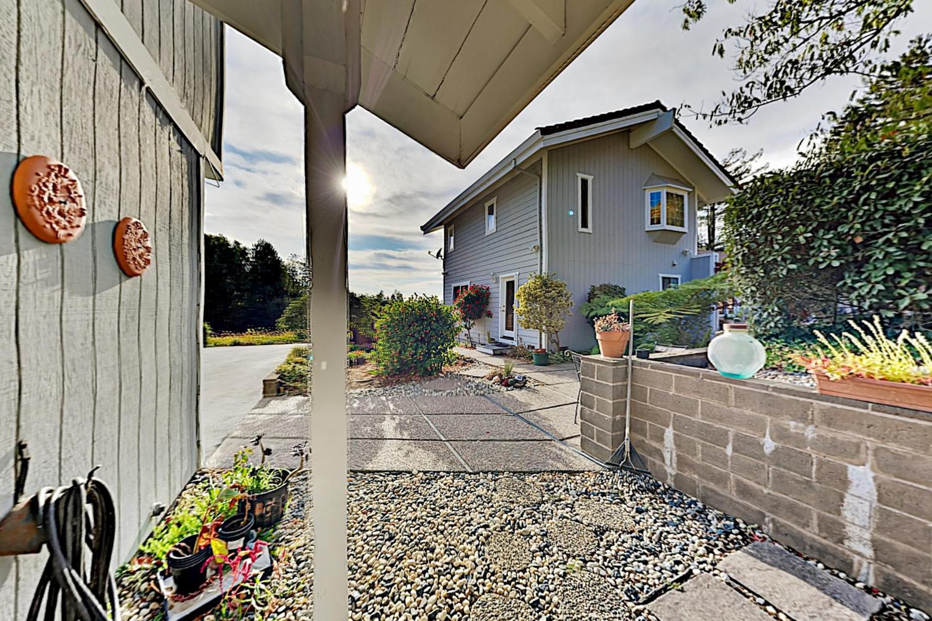 2BR Mountain-View Cottage with Hot Tub, Deck