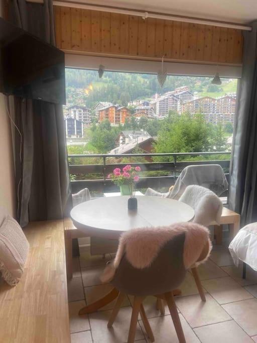 Sunny Swiss mountain Studio in centre by Jolidi