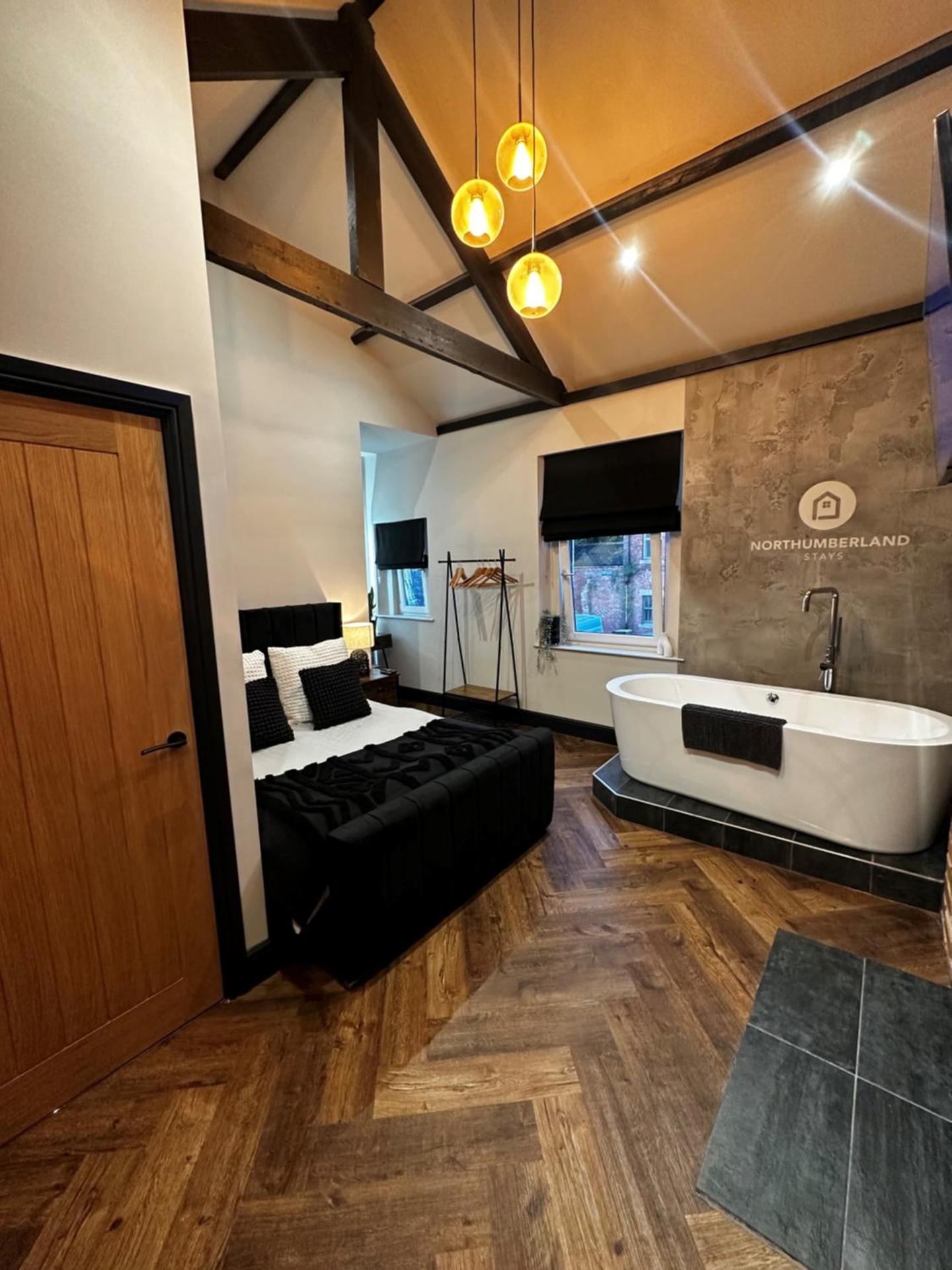 Stunning Town Center Cottage with hot tub