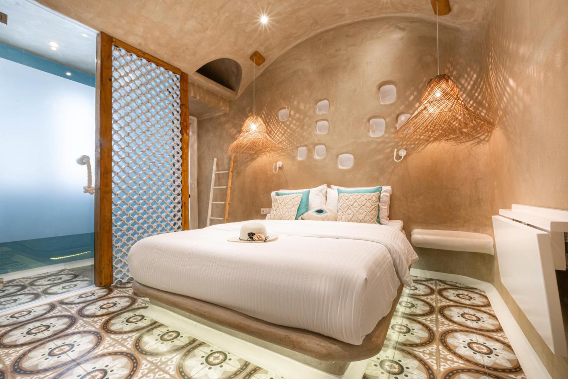 AMMOS at AmazeU Suites Naxos