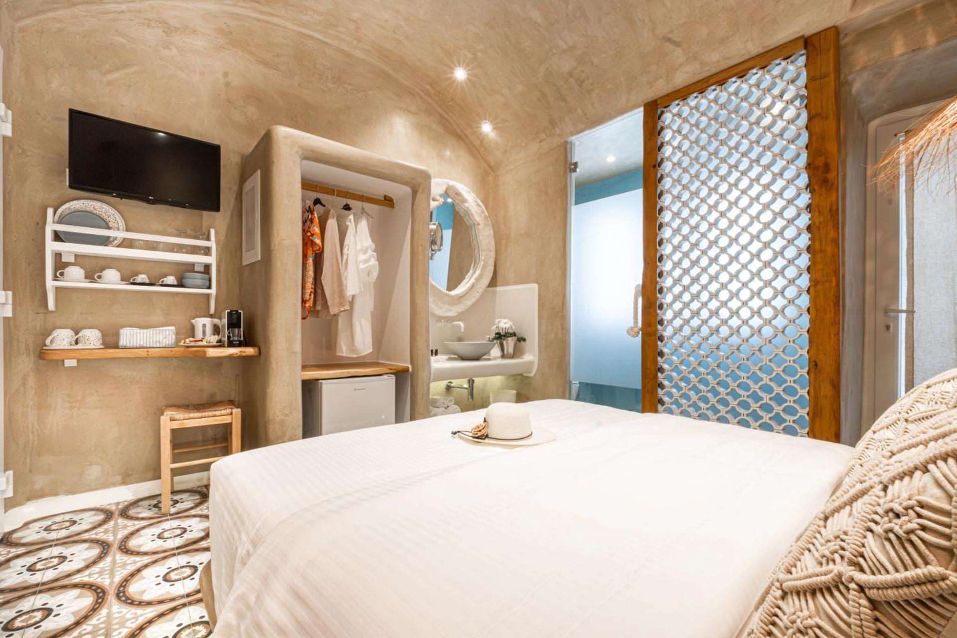 AMMOS at AmazeU Suites Naxos