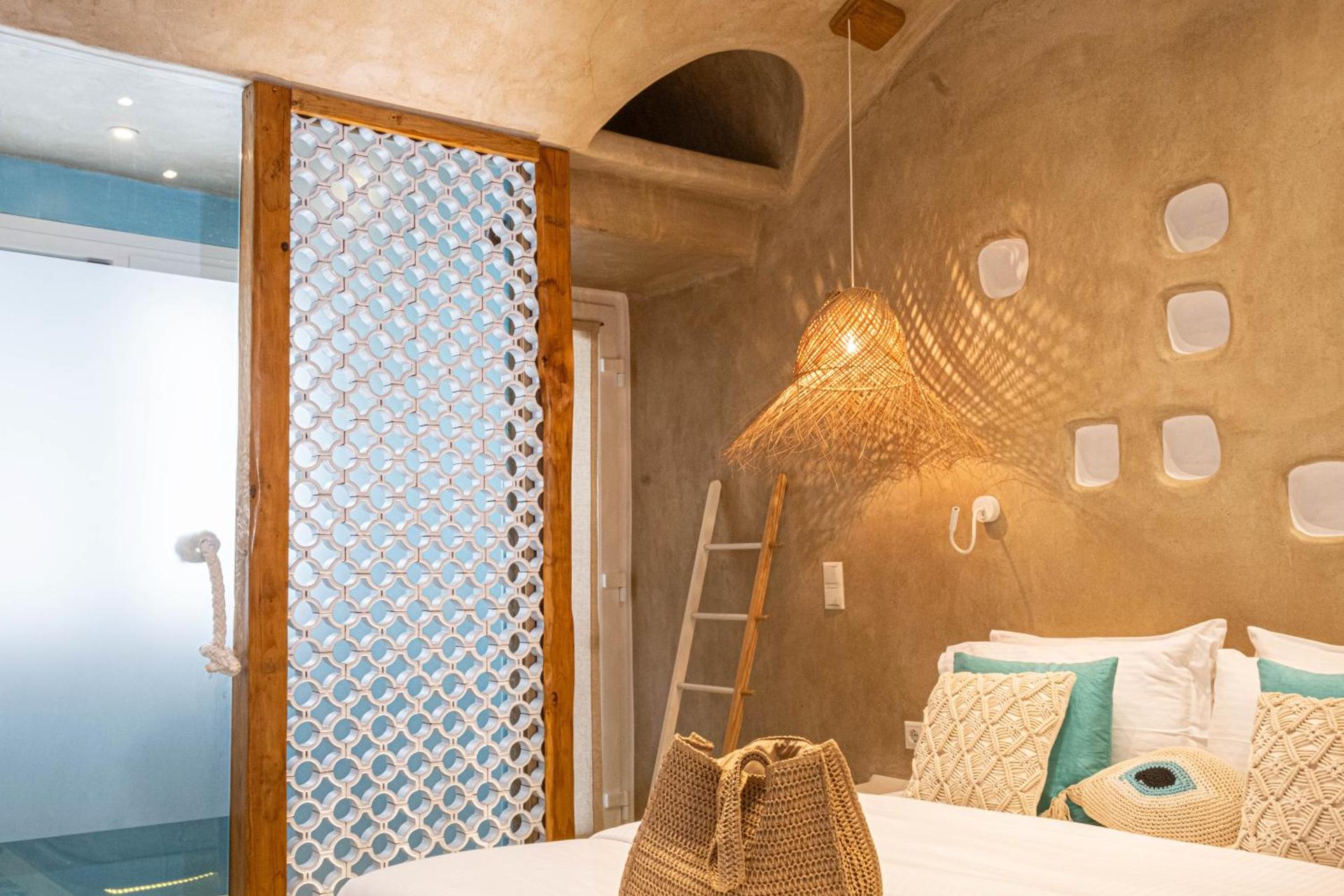 AMMOS at AmazeU Suites Naxos