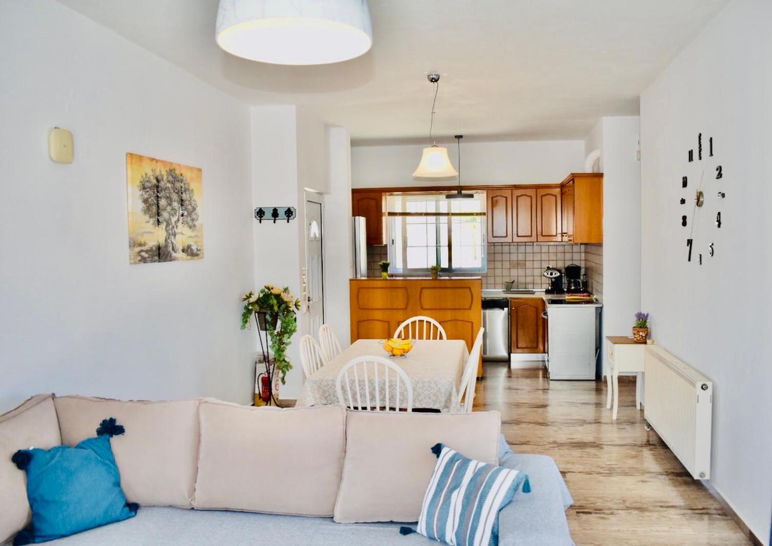 Cozy Renovated Apartment "Filoxenia"