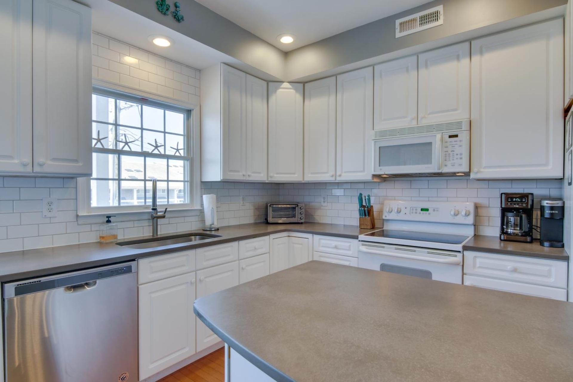 Ocean Block retreat with 5 Balconies in Bethany Beach