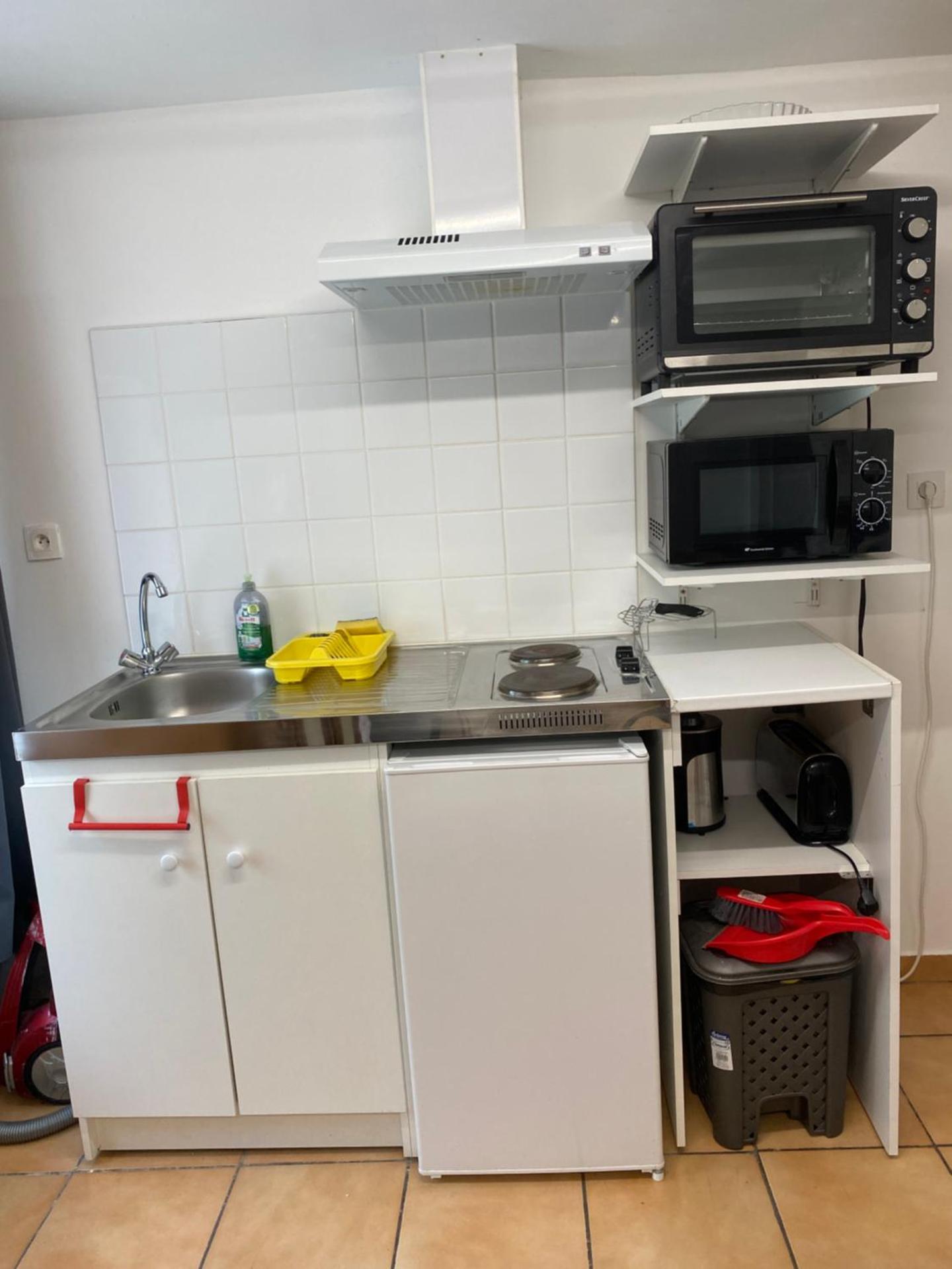 Kitchen or kitchenette