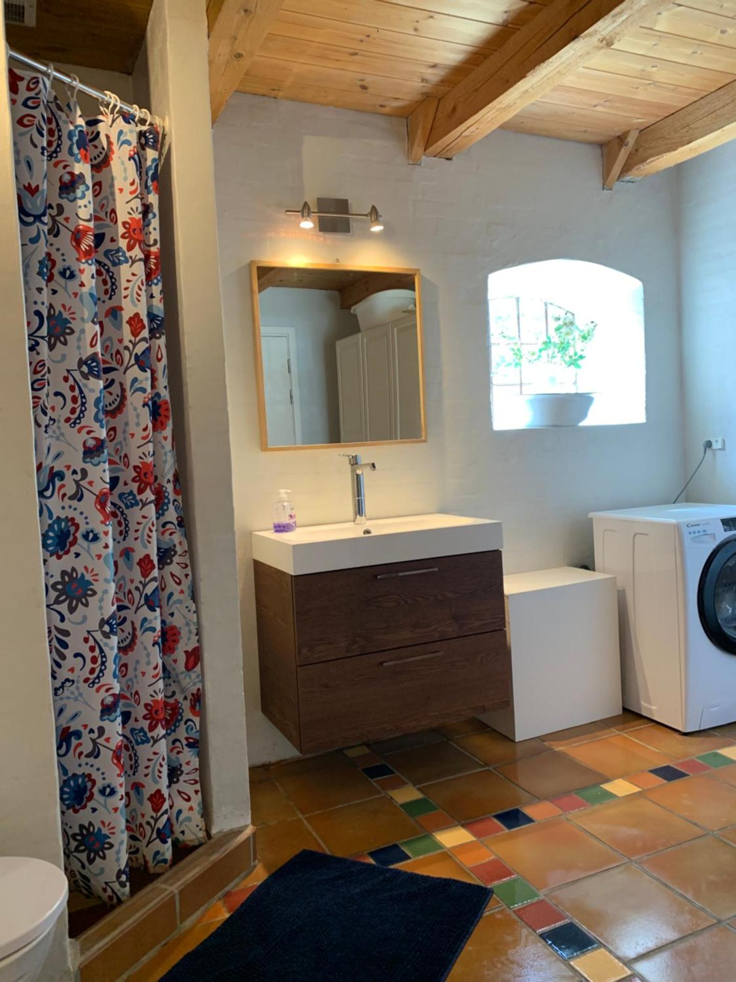 Stutteri Ahl near beach and town