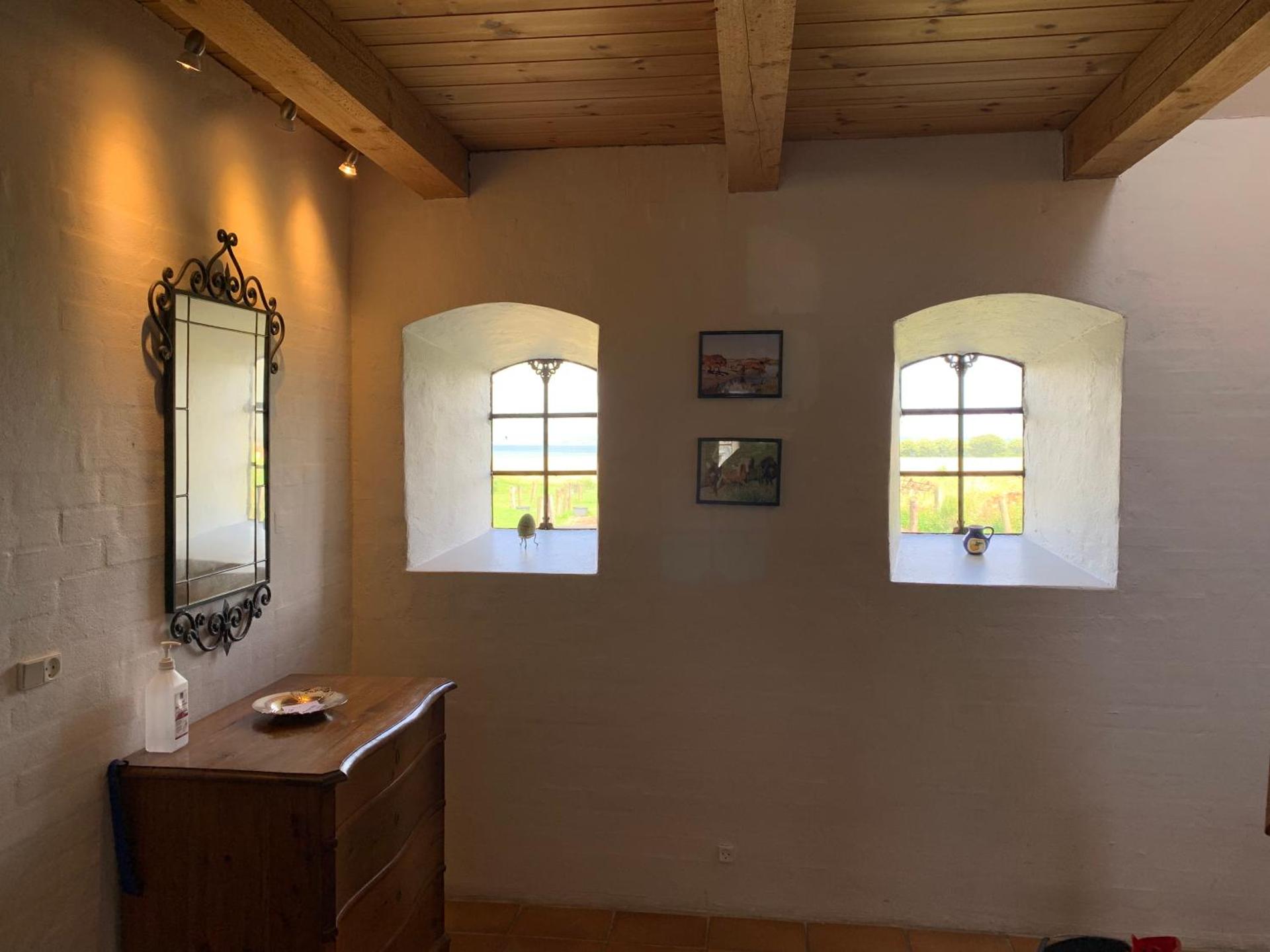 Stutteri Ahl near beach and town