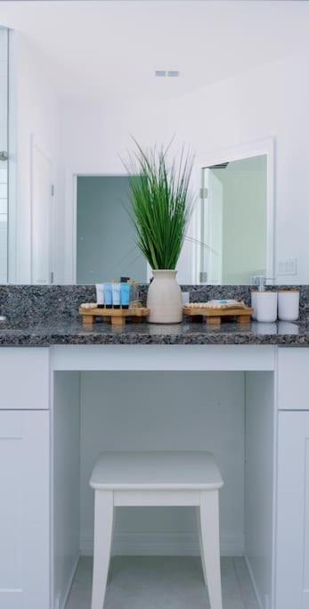 Modern Oasis! 3BR Townhouse in a Lagoon Community