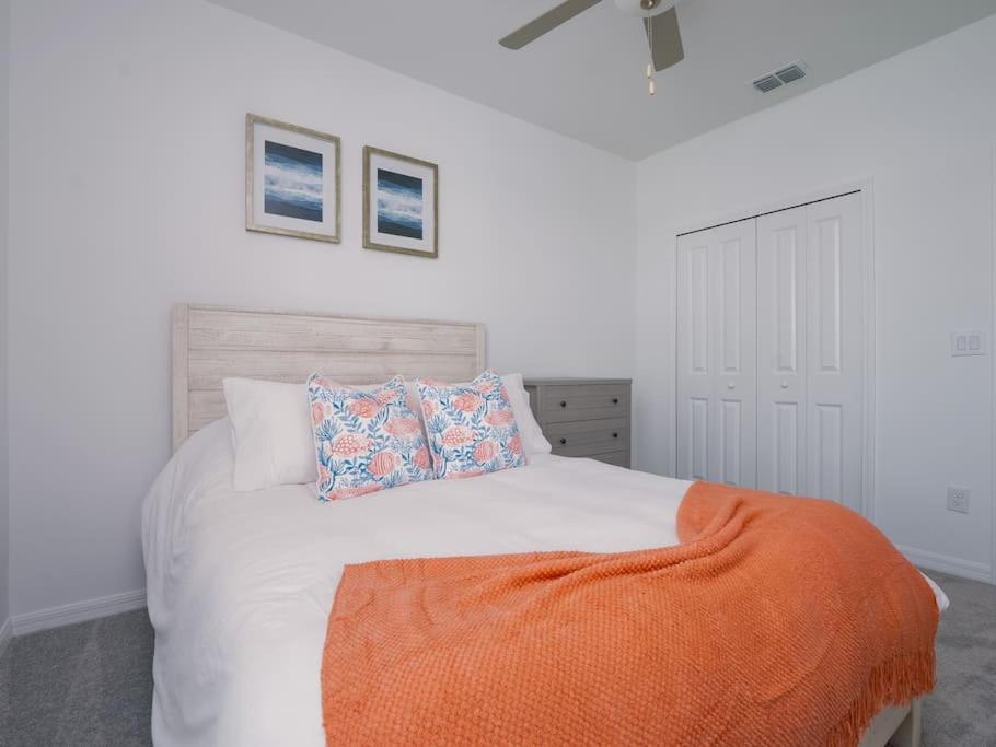 Modern Oasis! 3BR Townhouse in a Lagoon Community