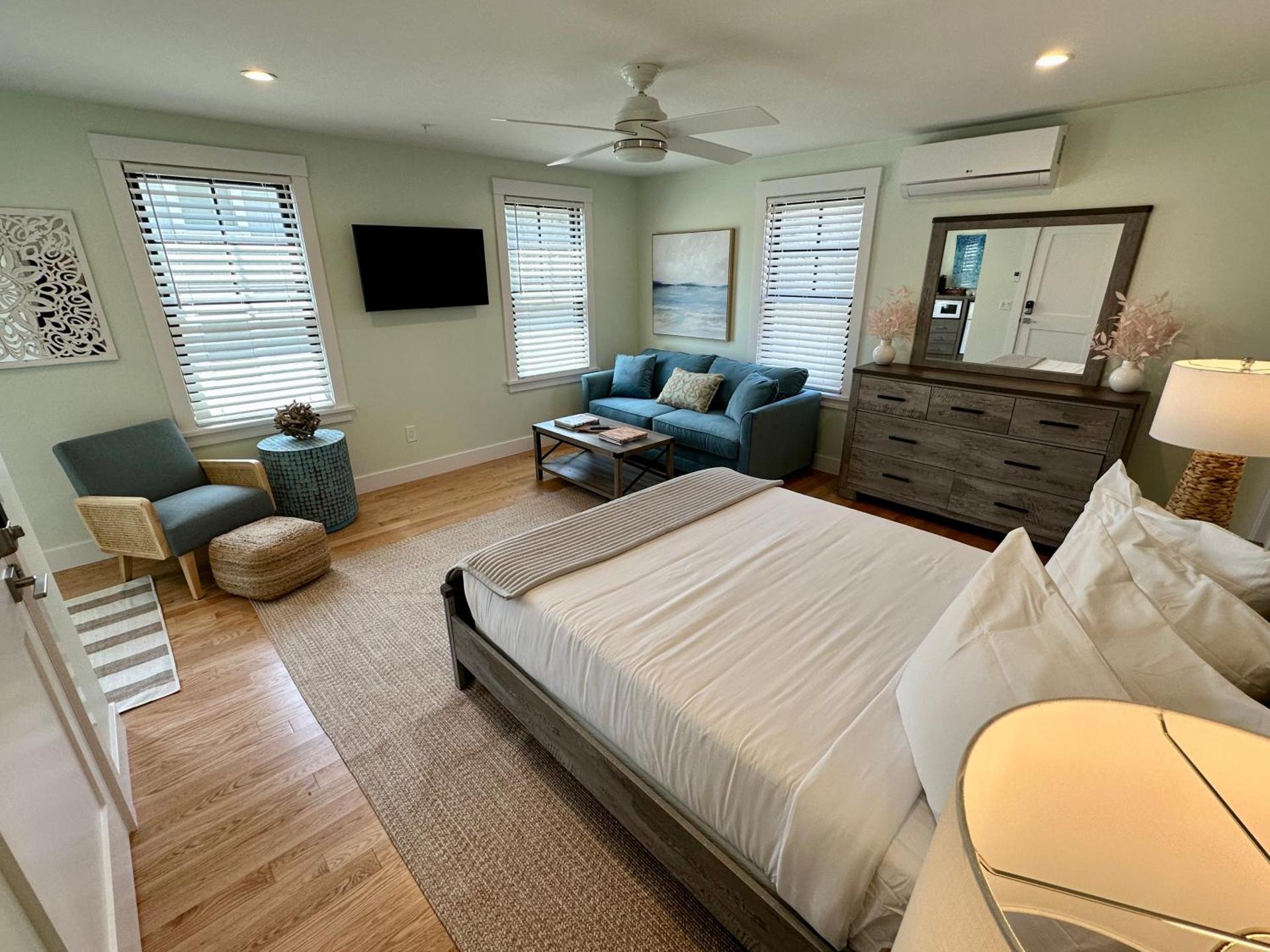 Prime Location! Renovated House! 6 bed4 bath