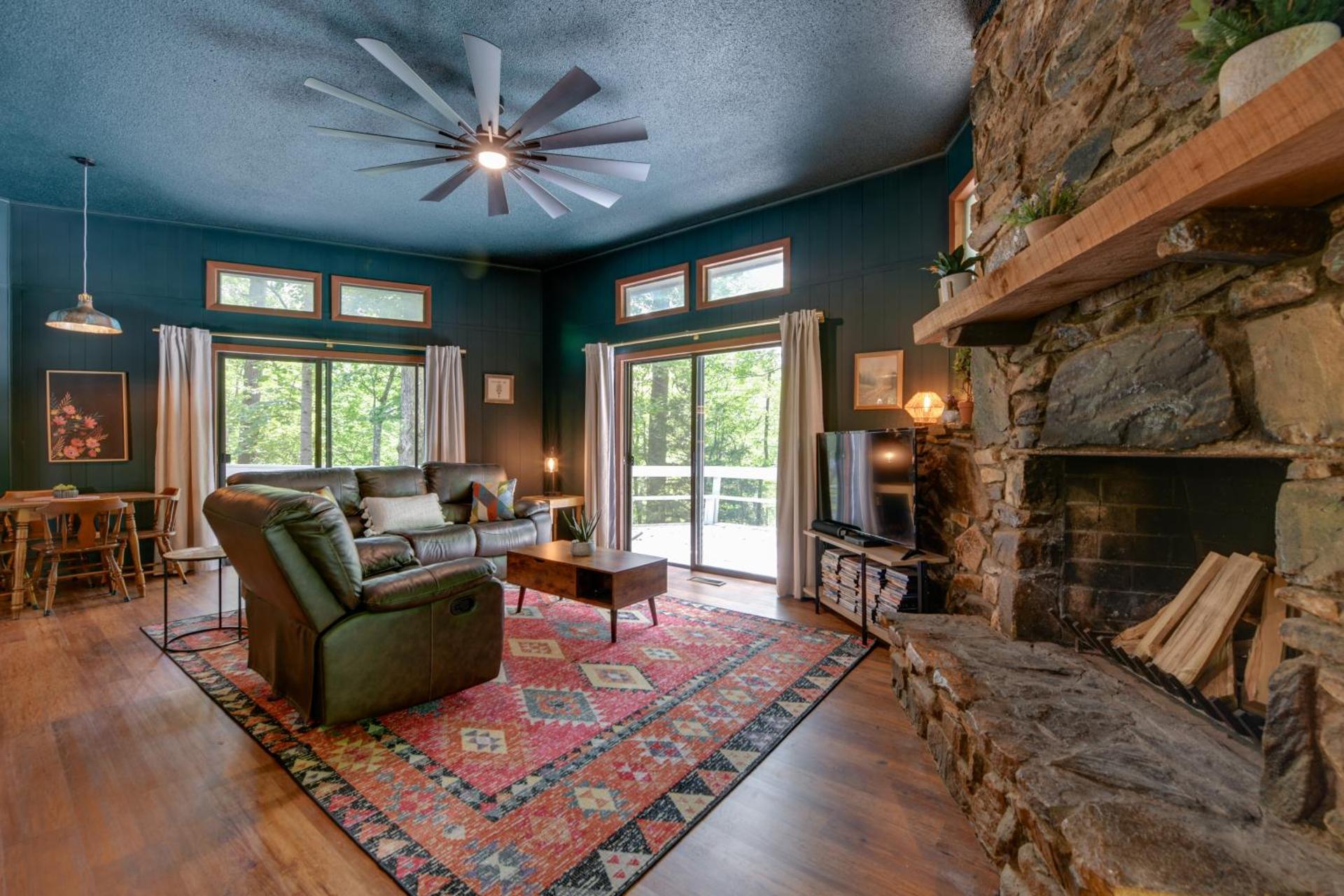 Pet-Friendly Cabin - 1 Mi From Fontana Lake!
