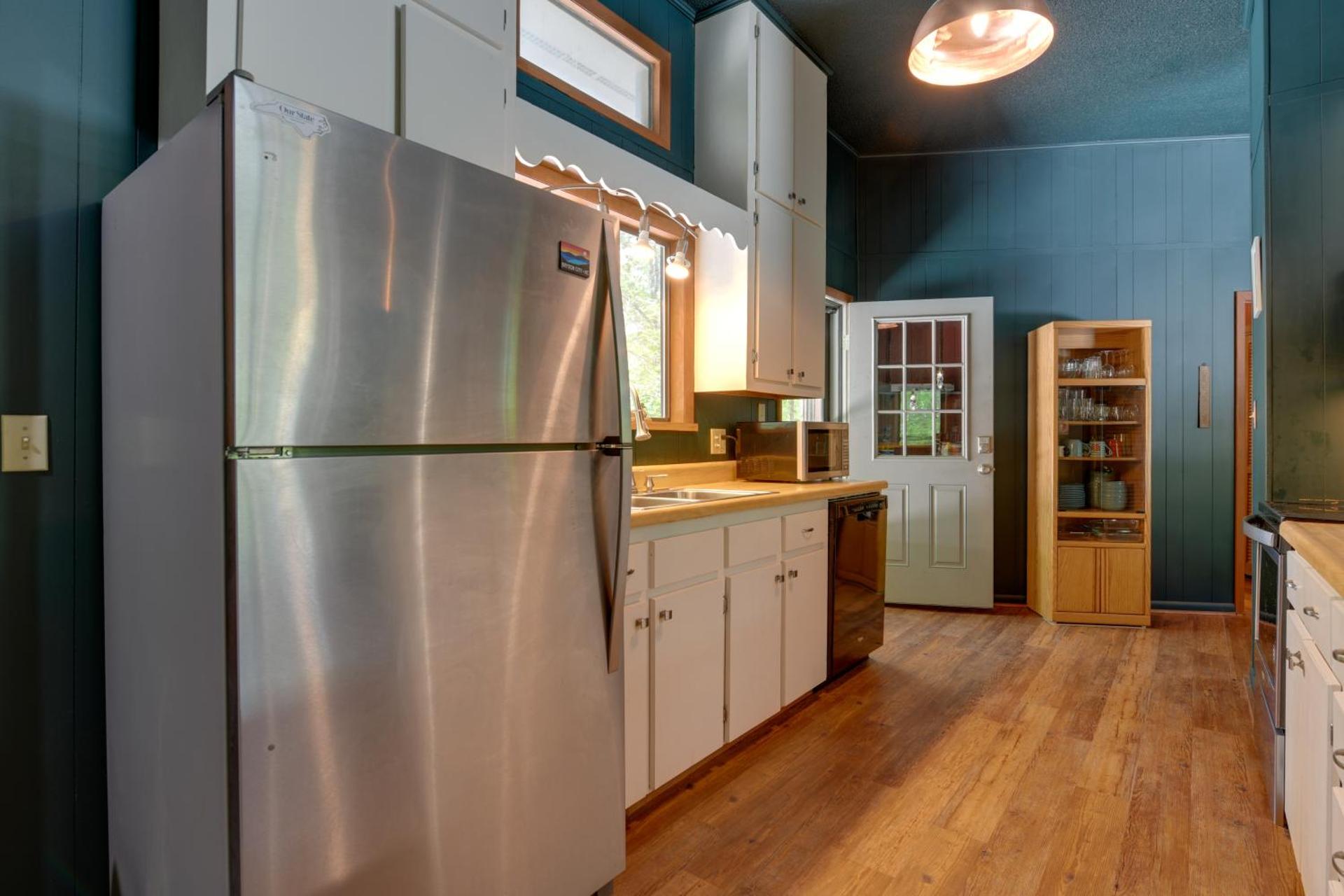 Pet-Friendly Cabin - 1 Mi From Fontana Lake!