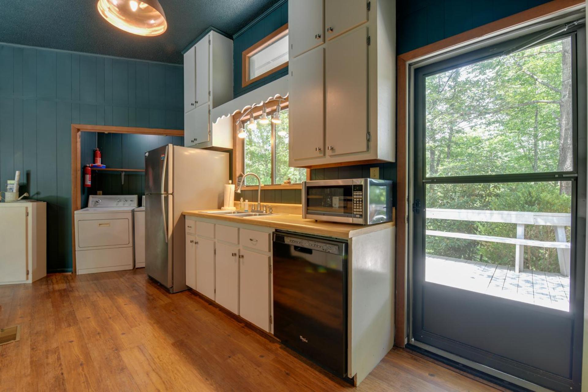 Pet-Friendly Cabin - 1 Mi From Fontana Lake!