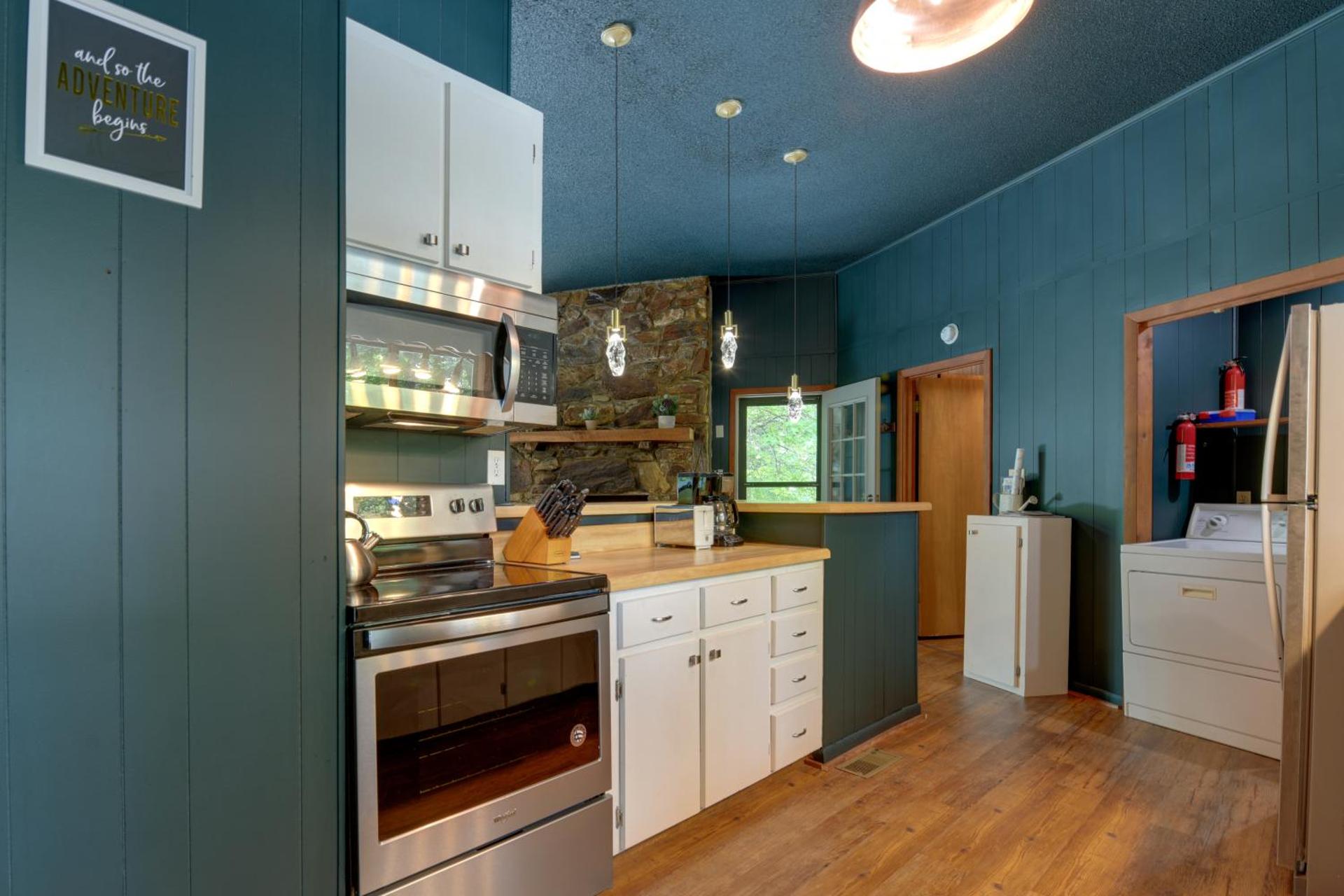 Pet-Friendly Cabin - 1 Mi From Fontana Lake!