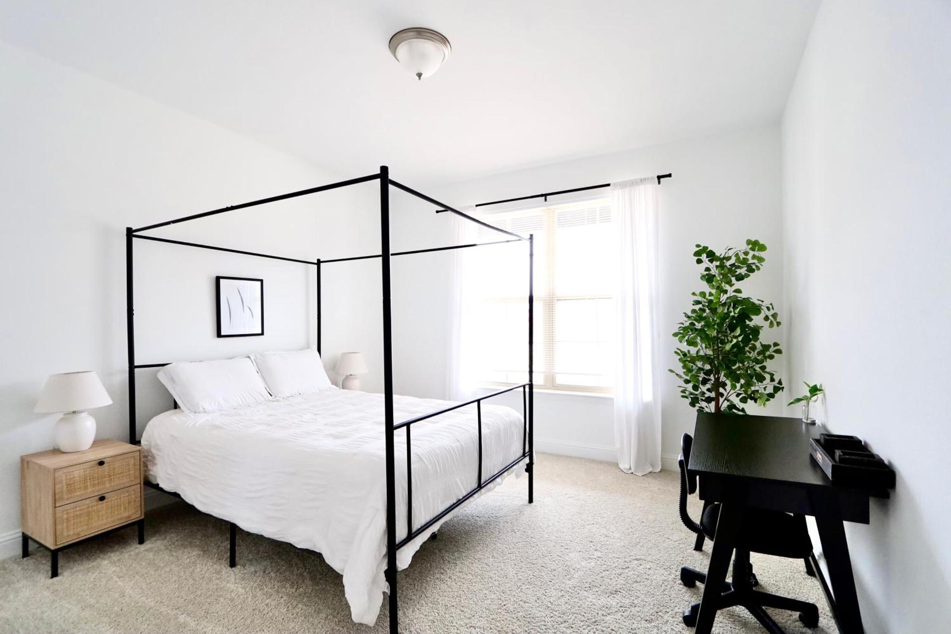 Luxe Living 4-bedroom with fireplace & game room