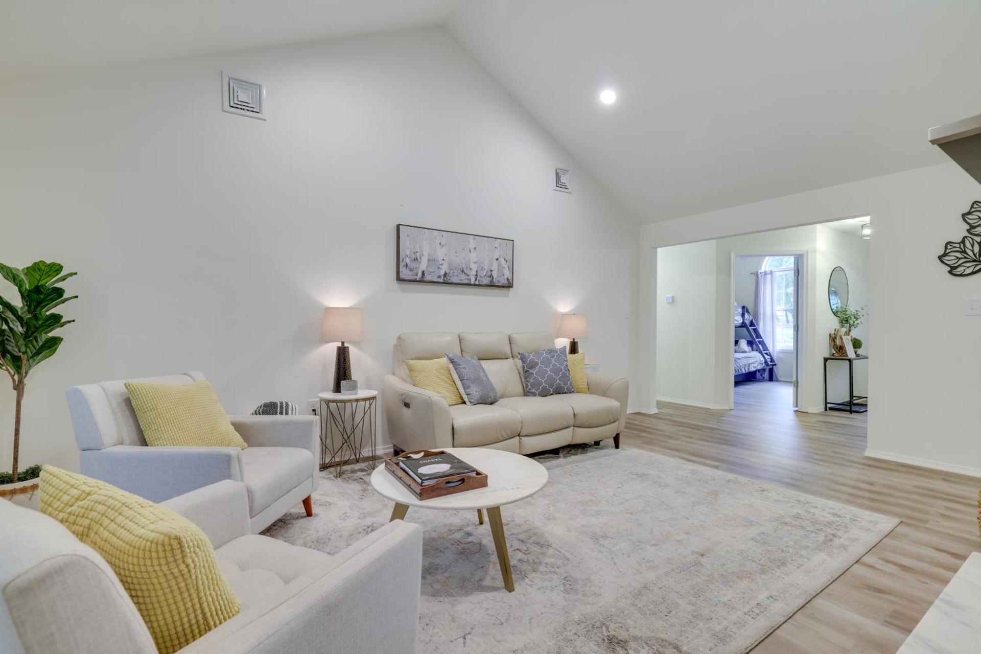 7 Mi to Camelback Mtn Chic Penn Estates Home