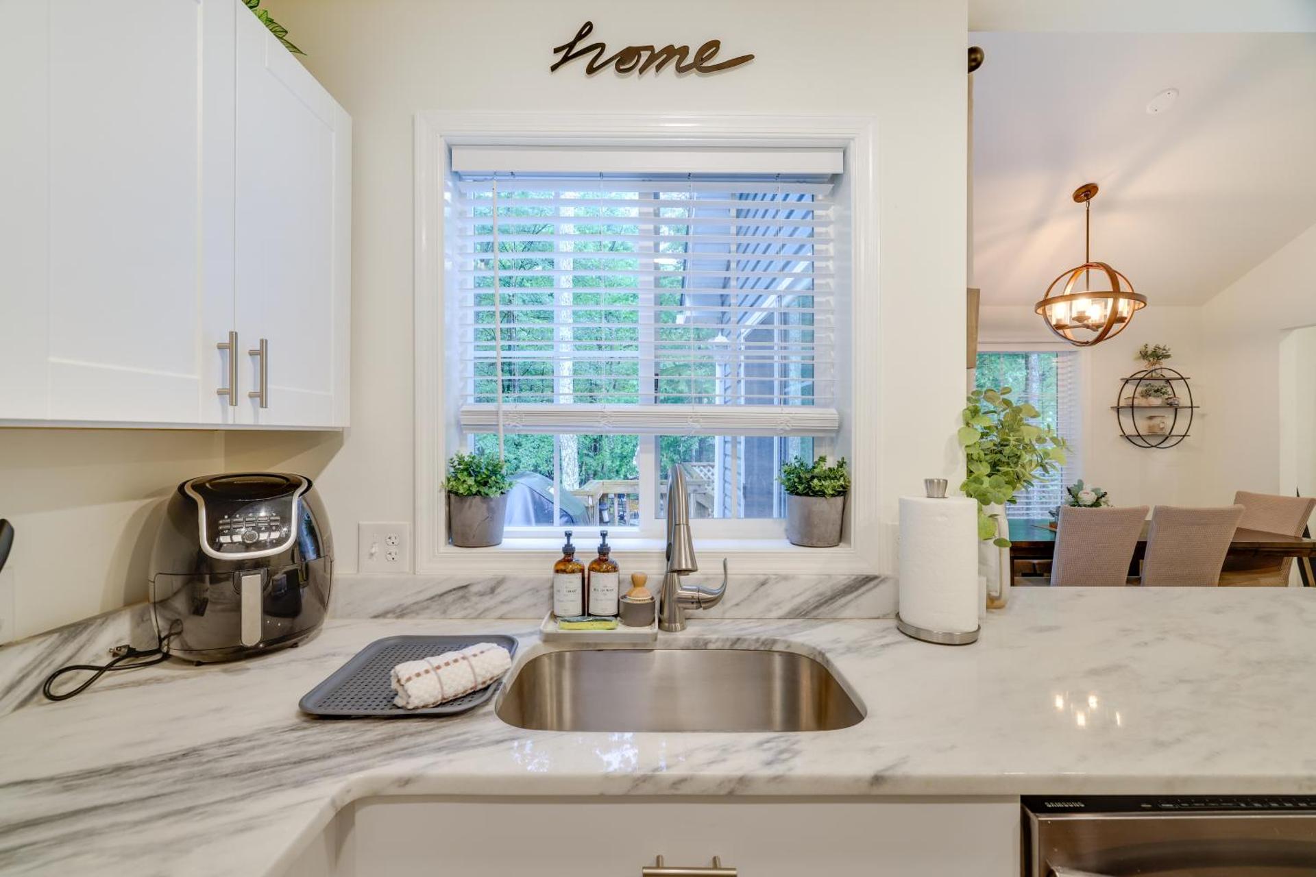 7 Mi to Camelback Mtn Chic Penn Estates Home