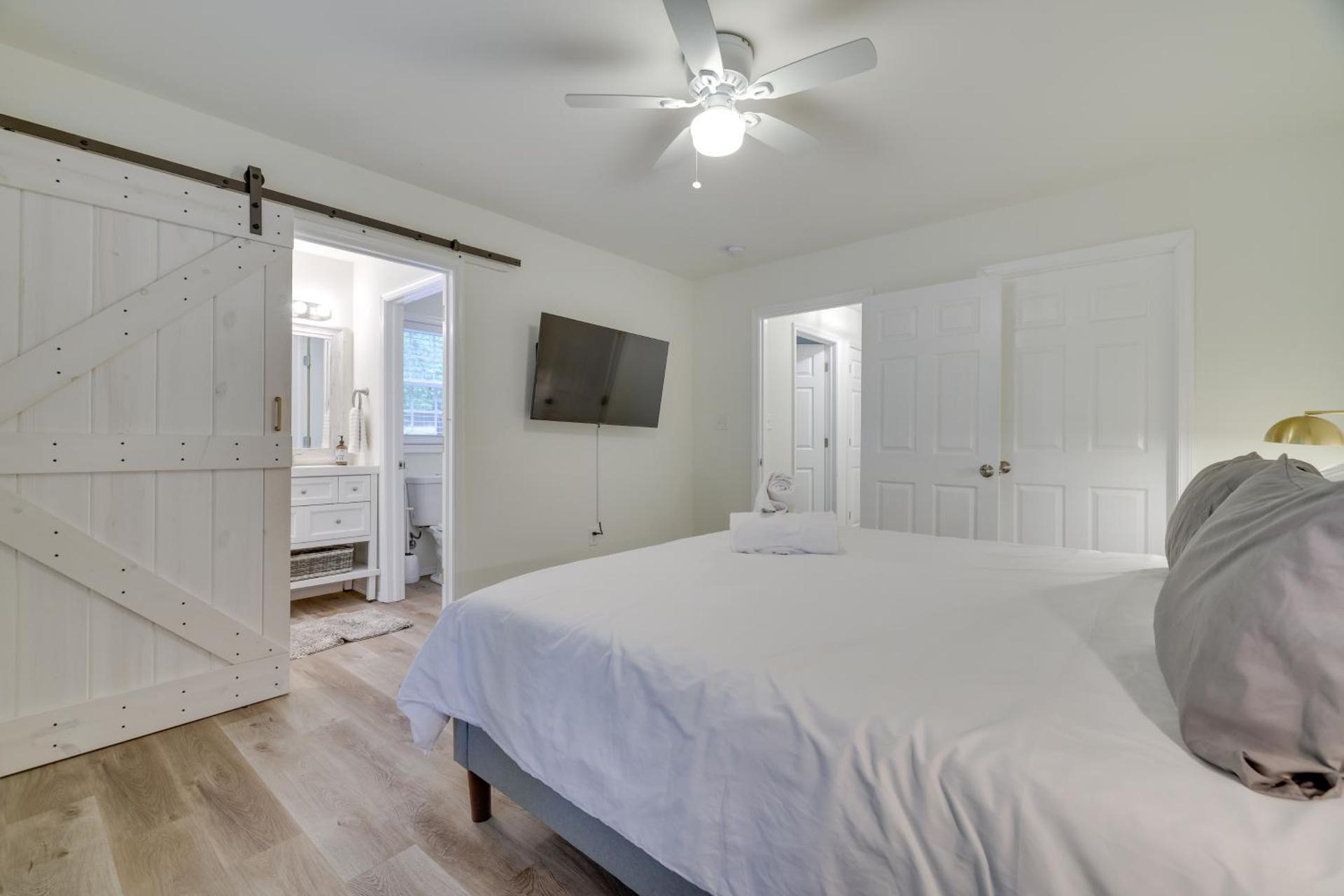 7 Mi to Camelback Mtn Chic Penn Estates Home