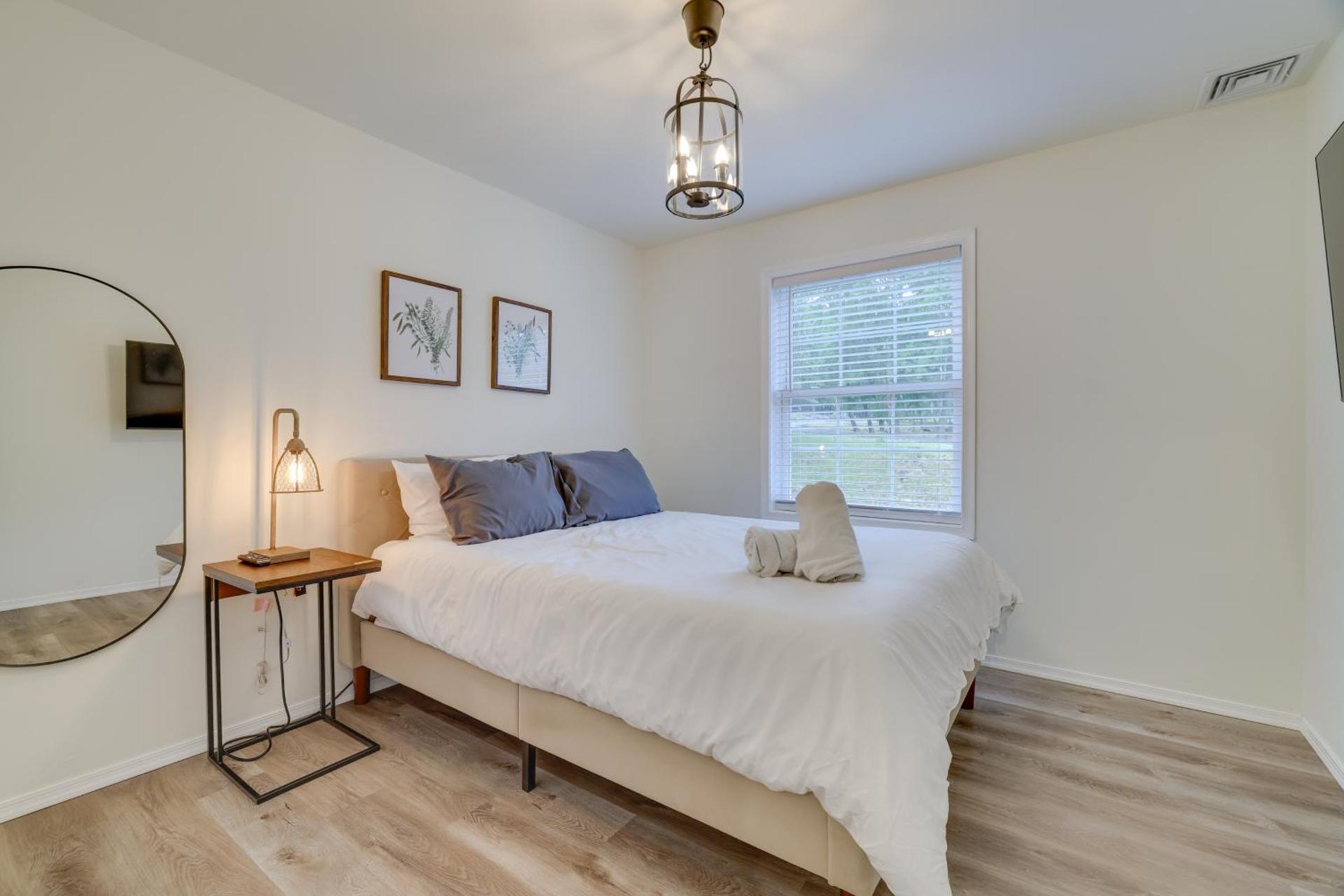 7 Mi to Camelback Mtn Chic Penn Estates Home