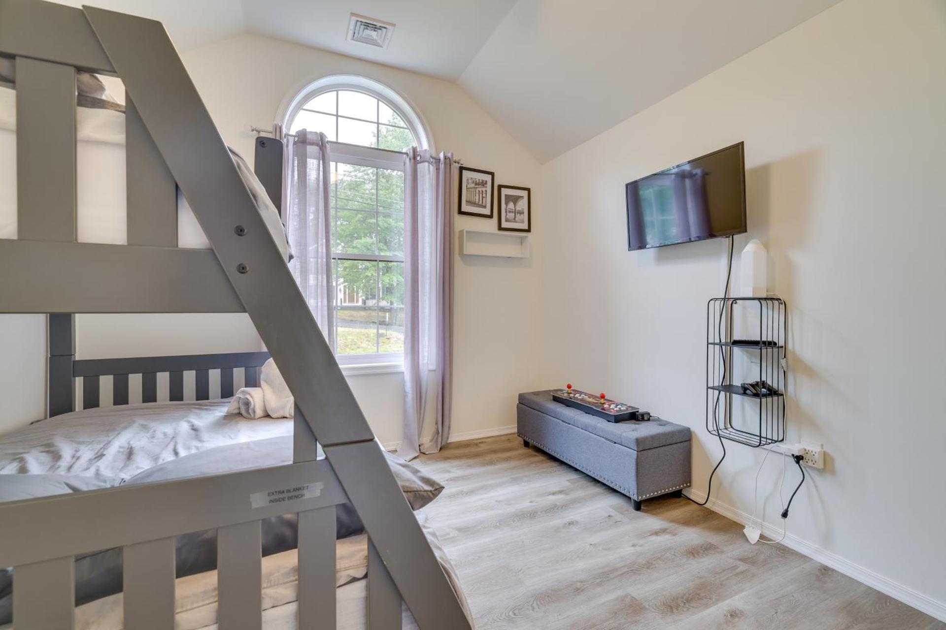 7 Mi to Camelback Mtn Chic Penn Estates Home