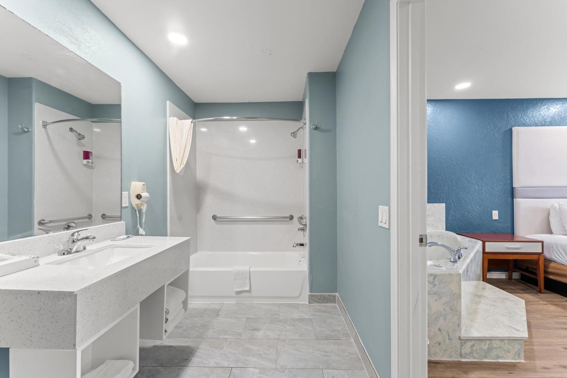 Leisure King Suite with Spa Bath