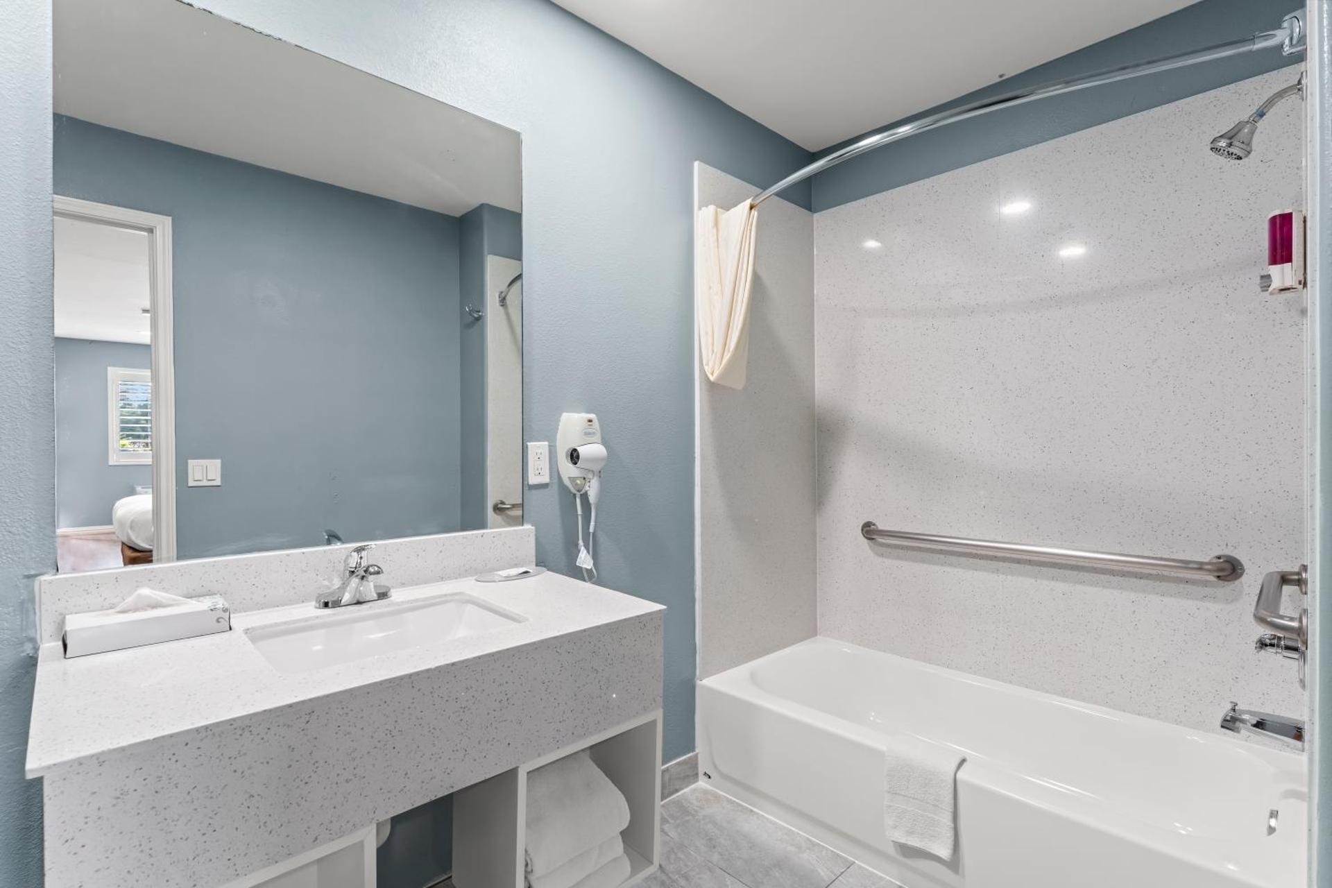 Leisure King Suite with Spa Bath