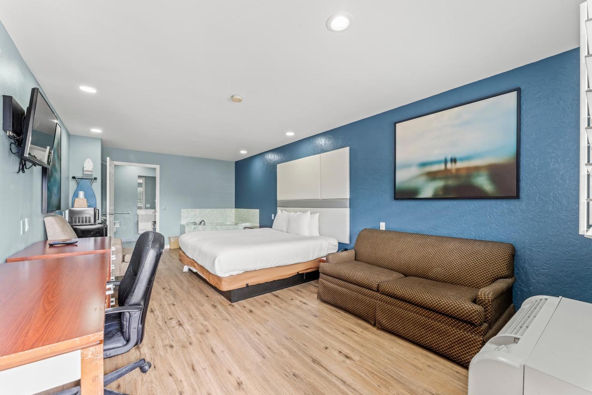 Leisure King Suite with Spa Bath