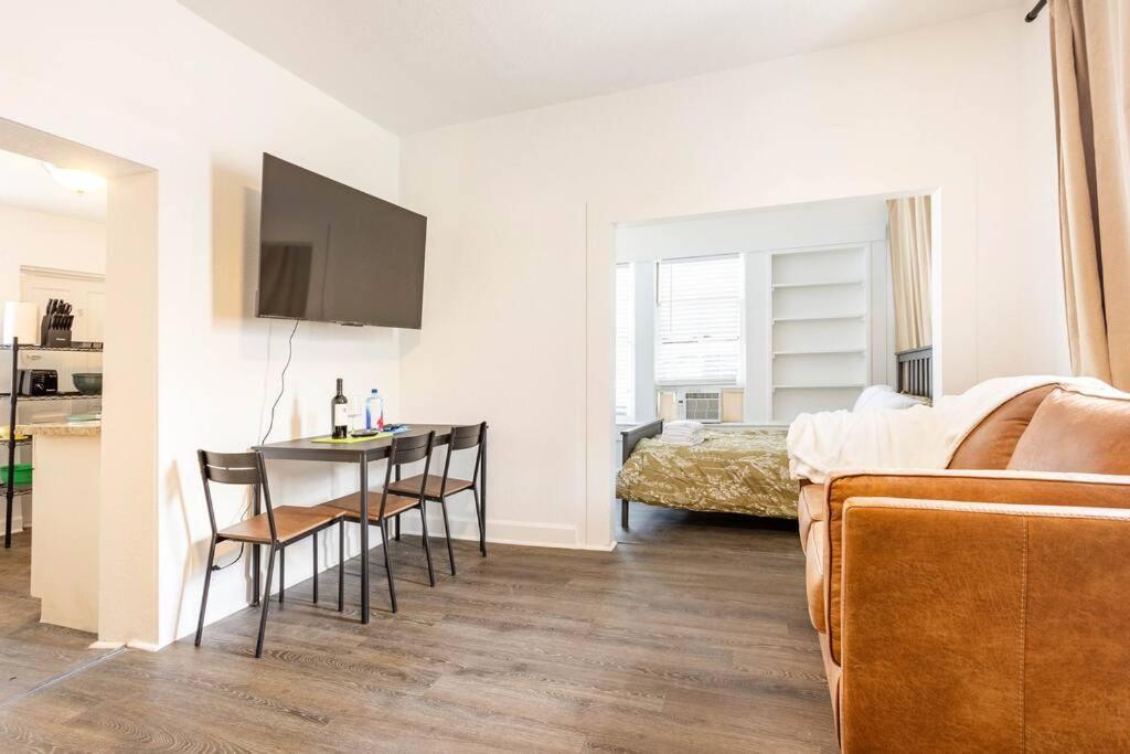 Lovely historic apt near Amelia Arena + Hyde Park