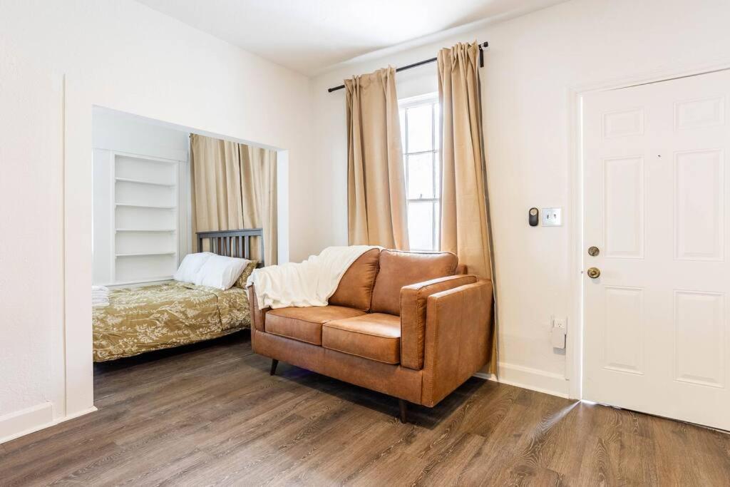 Lovely historic apt near Amelia Arena + Hyde Park