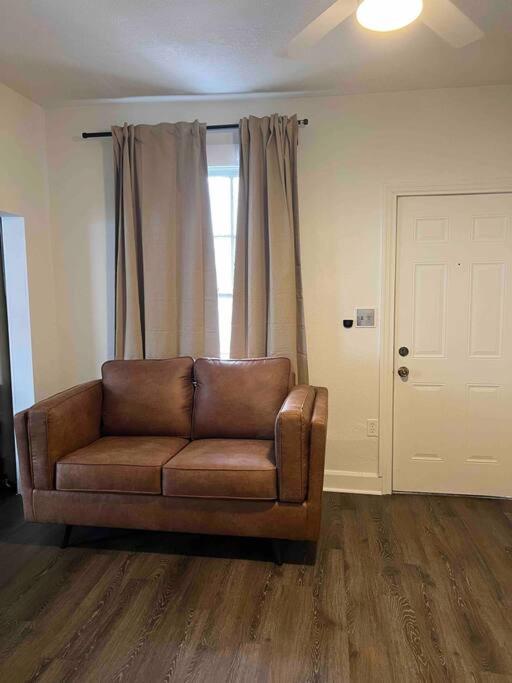 Lovely historic apt near Amelia Arena + Hyde Park