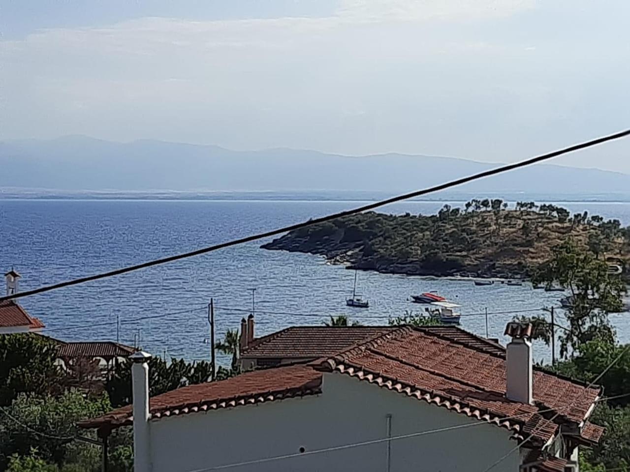 ΜΕ ΘΕΑ ΤΟ ΓΑΛΑΖΙΟ ΤΗΣ ΘΑΛΑΣΣΑΣ