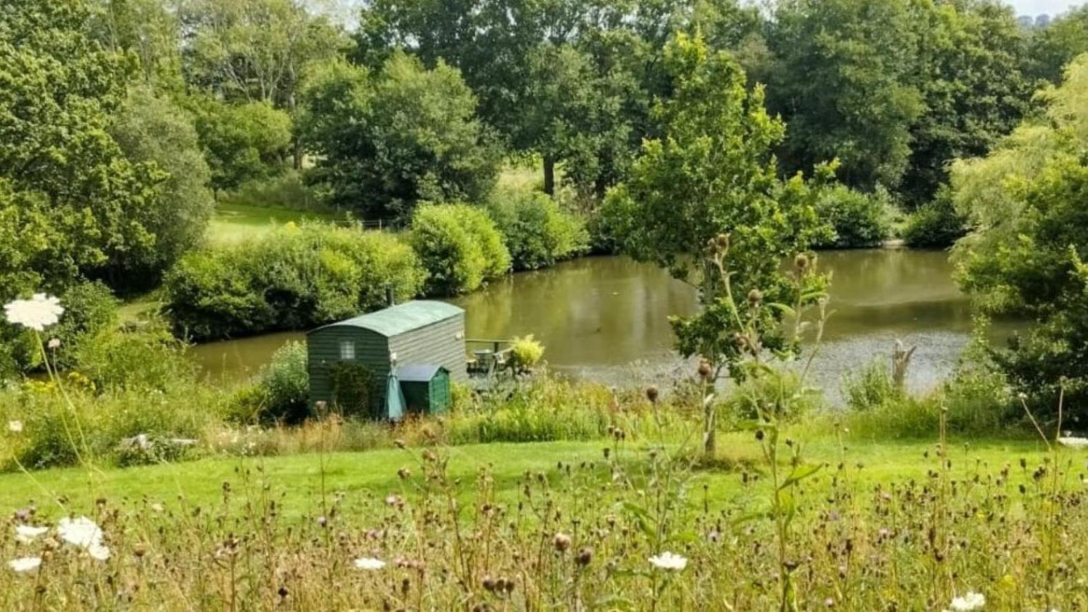 Snug & Secluded Lakeside Shepherds Hut 'Carp'