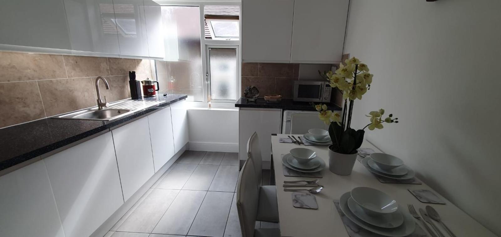 Lovely 3 Bedrooms Flat Near Romford Station With Free Parking