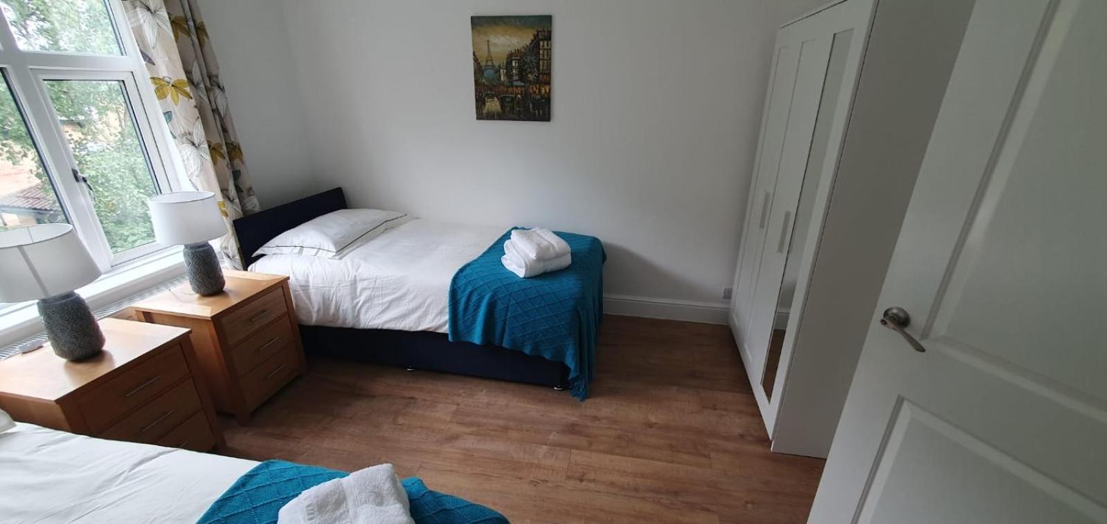 Lovely 3 Bedrooms Flat Near Romford Station With Free Parking