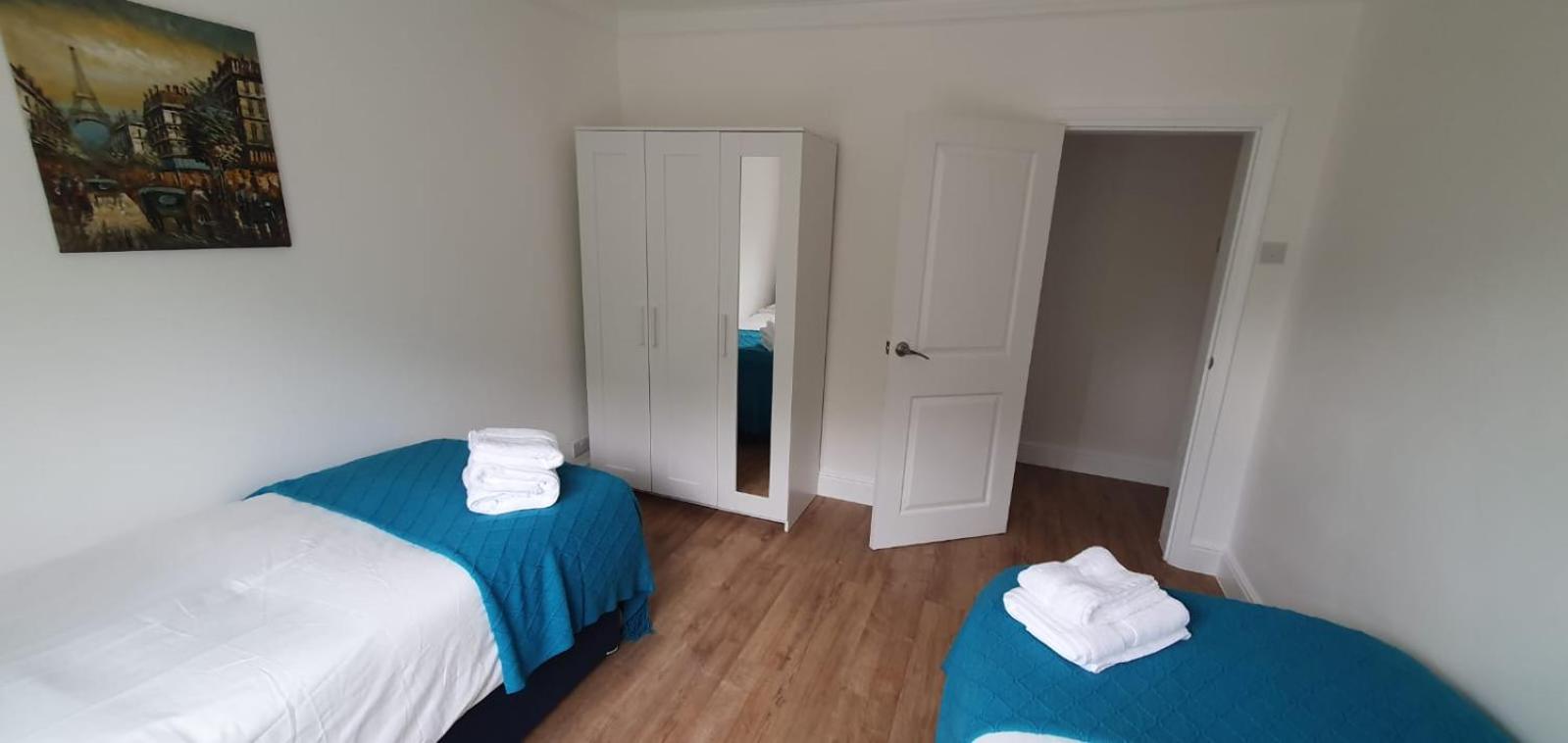 Lovely 3 Bedrooms Flat Near Romford Station With Free Parking