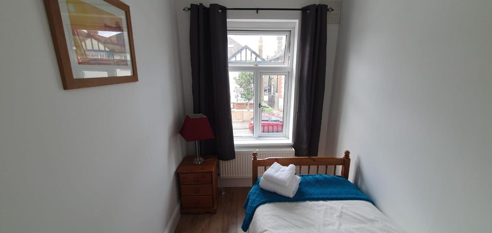 Lovely 3 Bedrooms Flat Near Romford Station With Free Parking