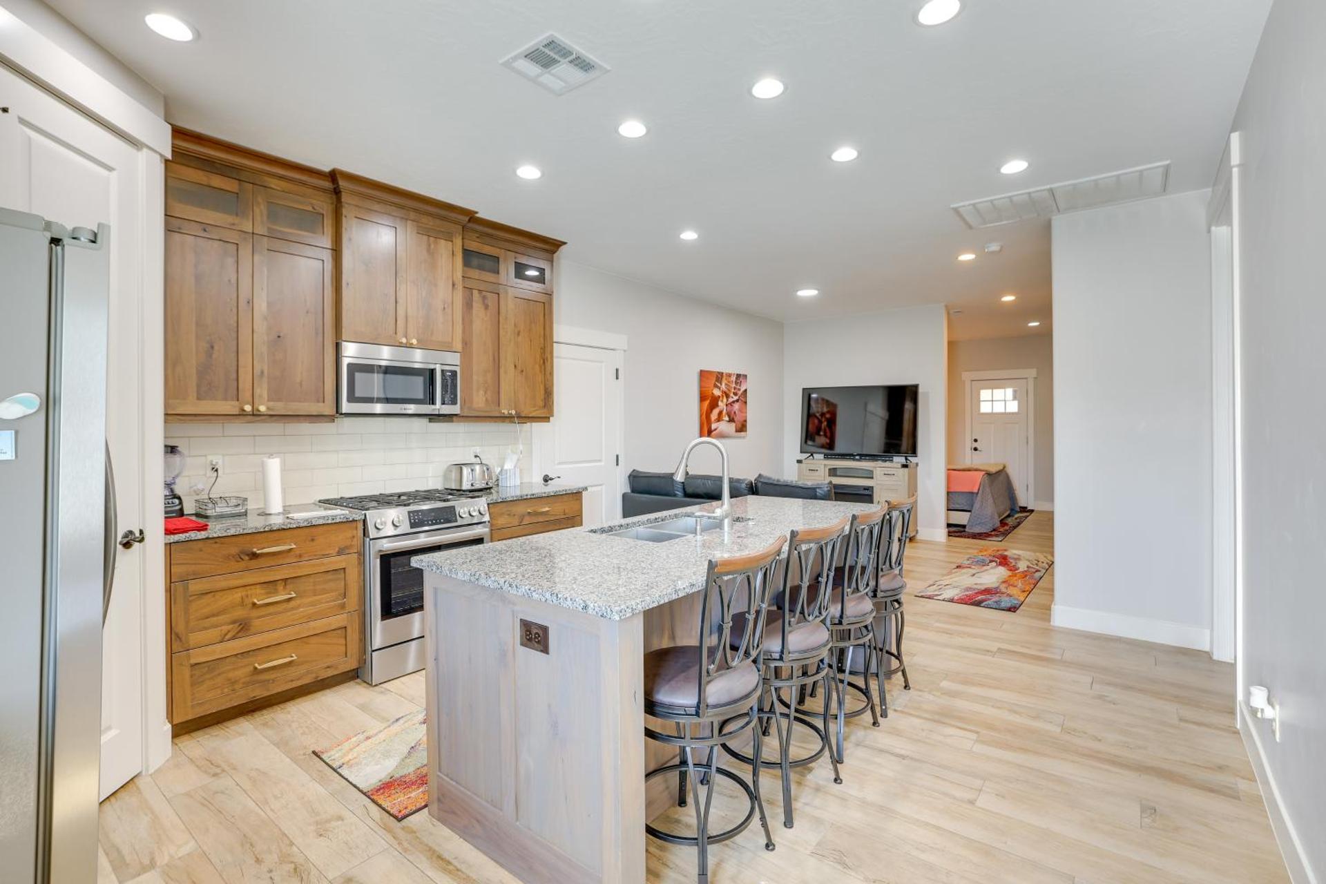 Toquerville Home with Mtn Views, Near State Parks!