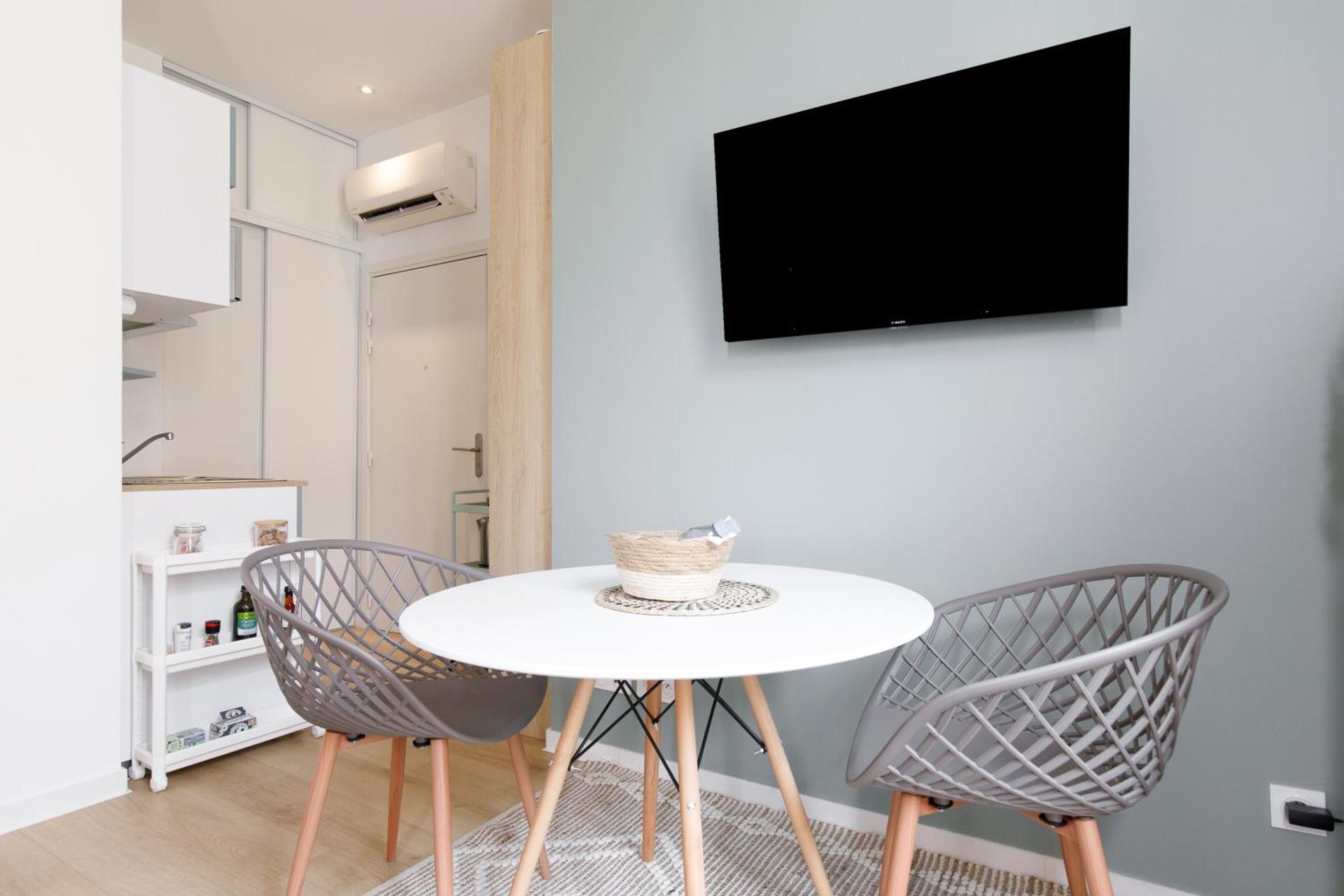 Comfortable studio W balcony Cannes center TGV