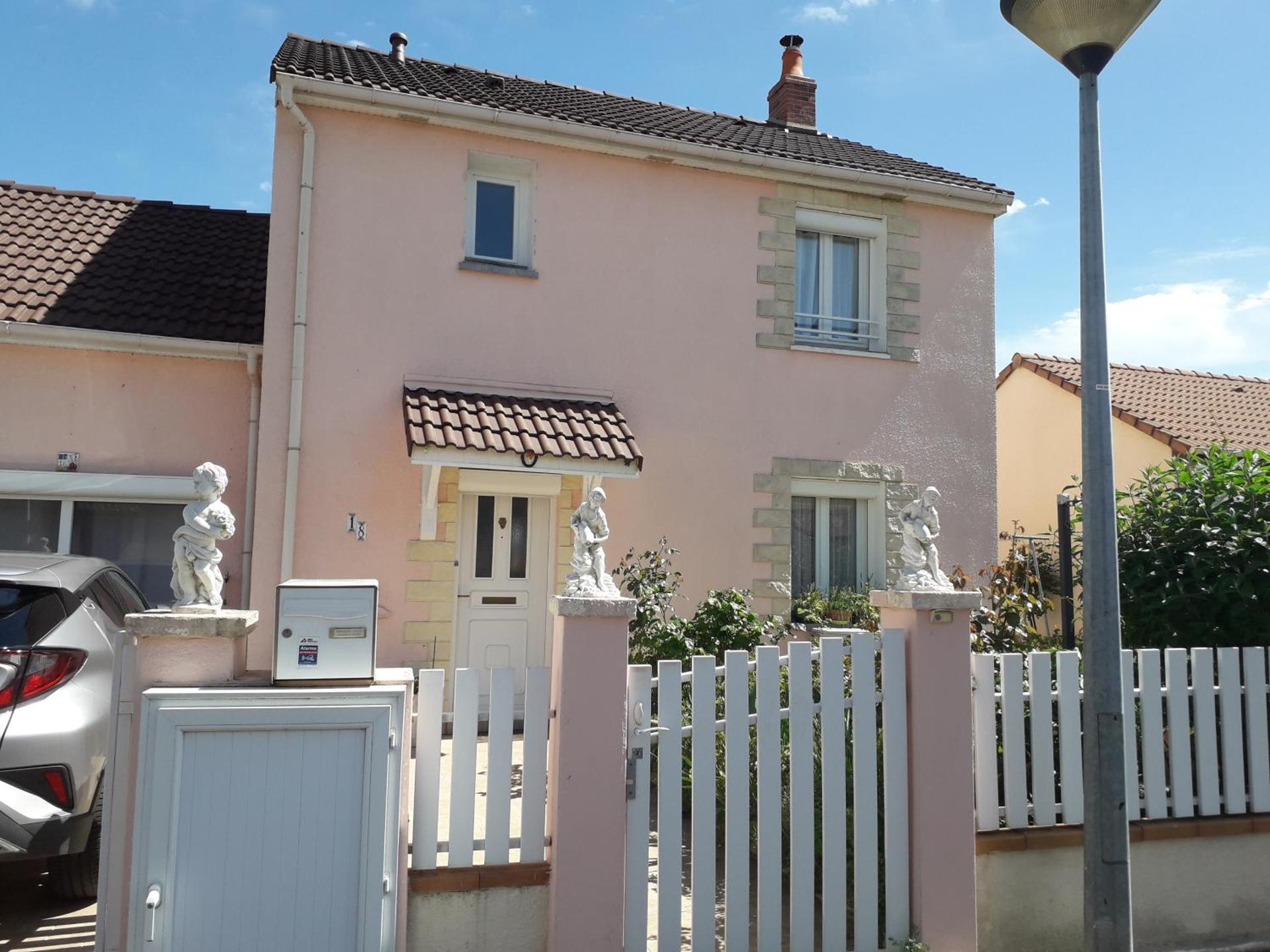 la maison rose 2 chambres avec lit pour 2 personnes et 2 salles de bains a 15 kilomètres du circuit de Magny-Cours et 1,2 kilomètre du sanctuaire de ste Bernadette