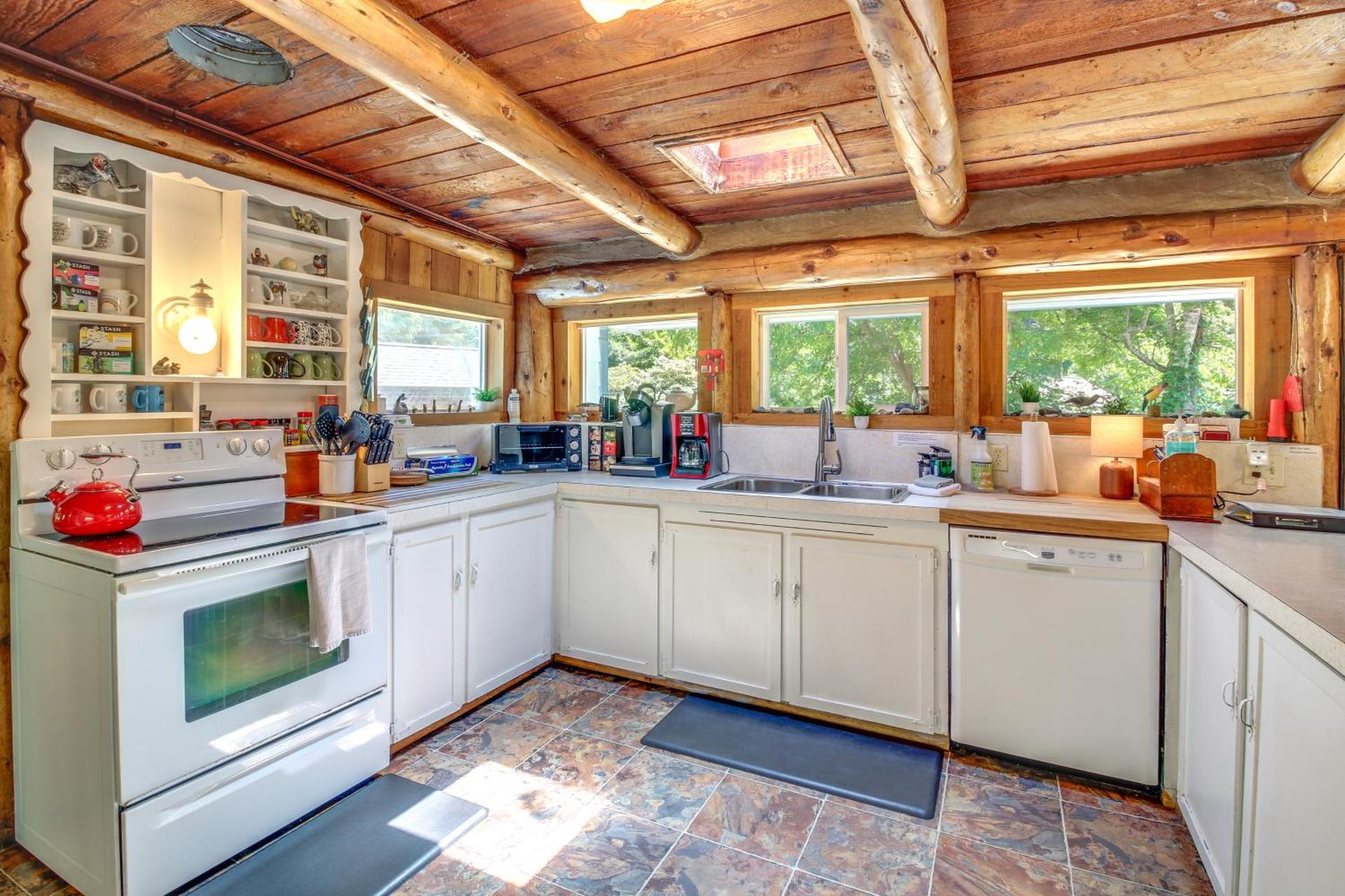 Rustic Bandon Log Cabin on 5 Acres of Woodlands!