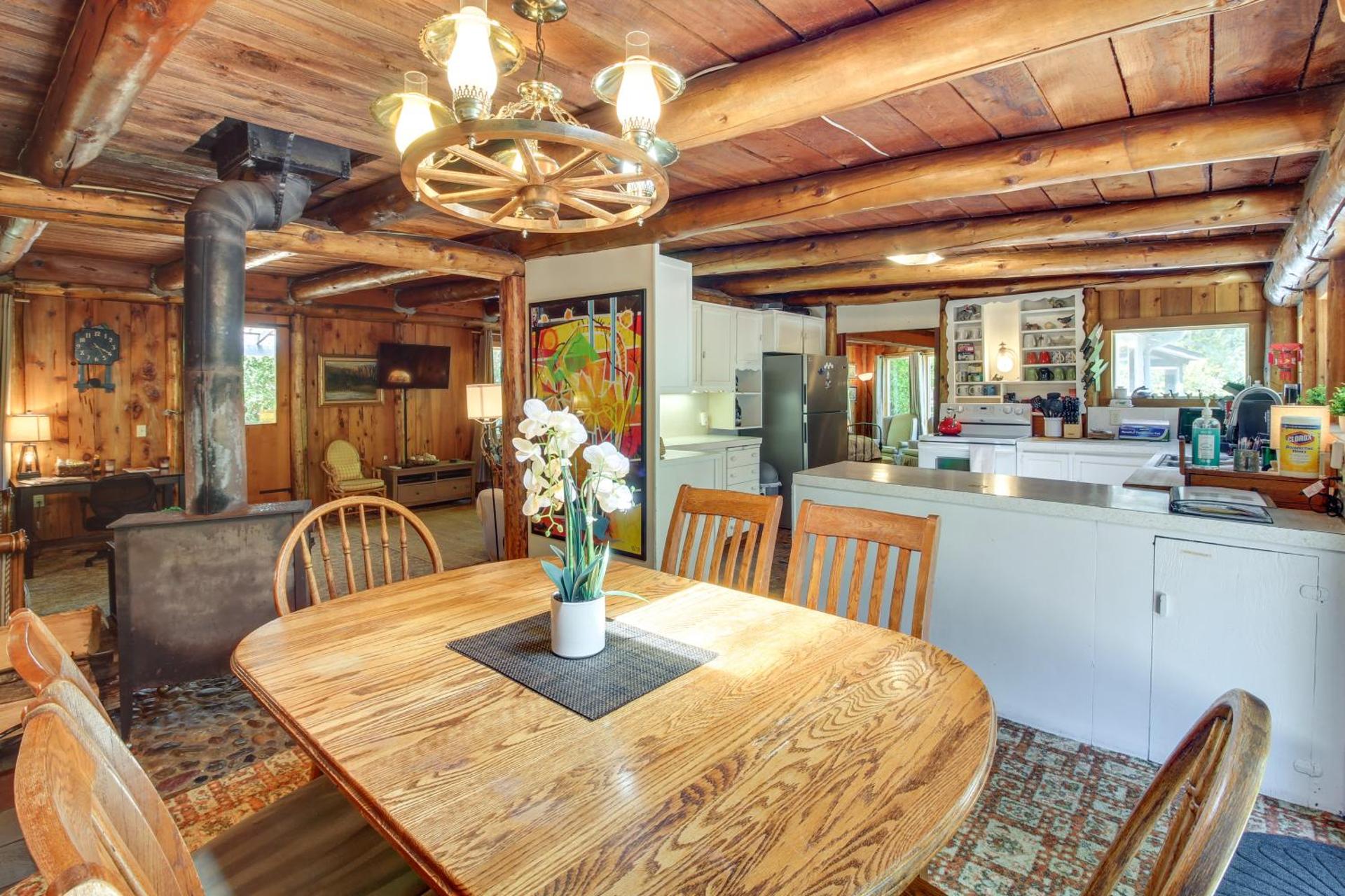 Rustic Bandon Log Cabin on 5 Acres of Woodlands!