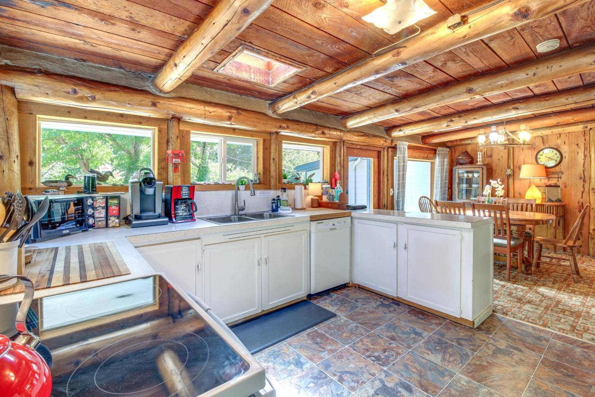 Rustic Bandon Log Cabin on 5 Acres of Woodlands!