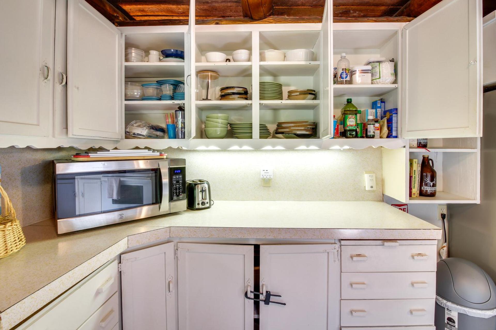 Rustic Bandon Log Cabin on 5 Acres of Woodlands!