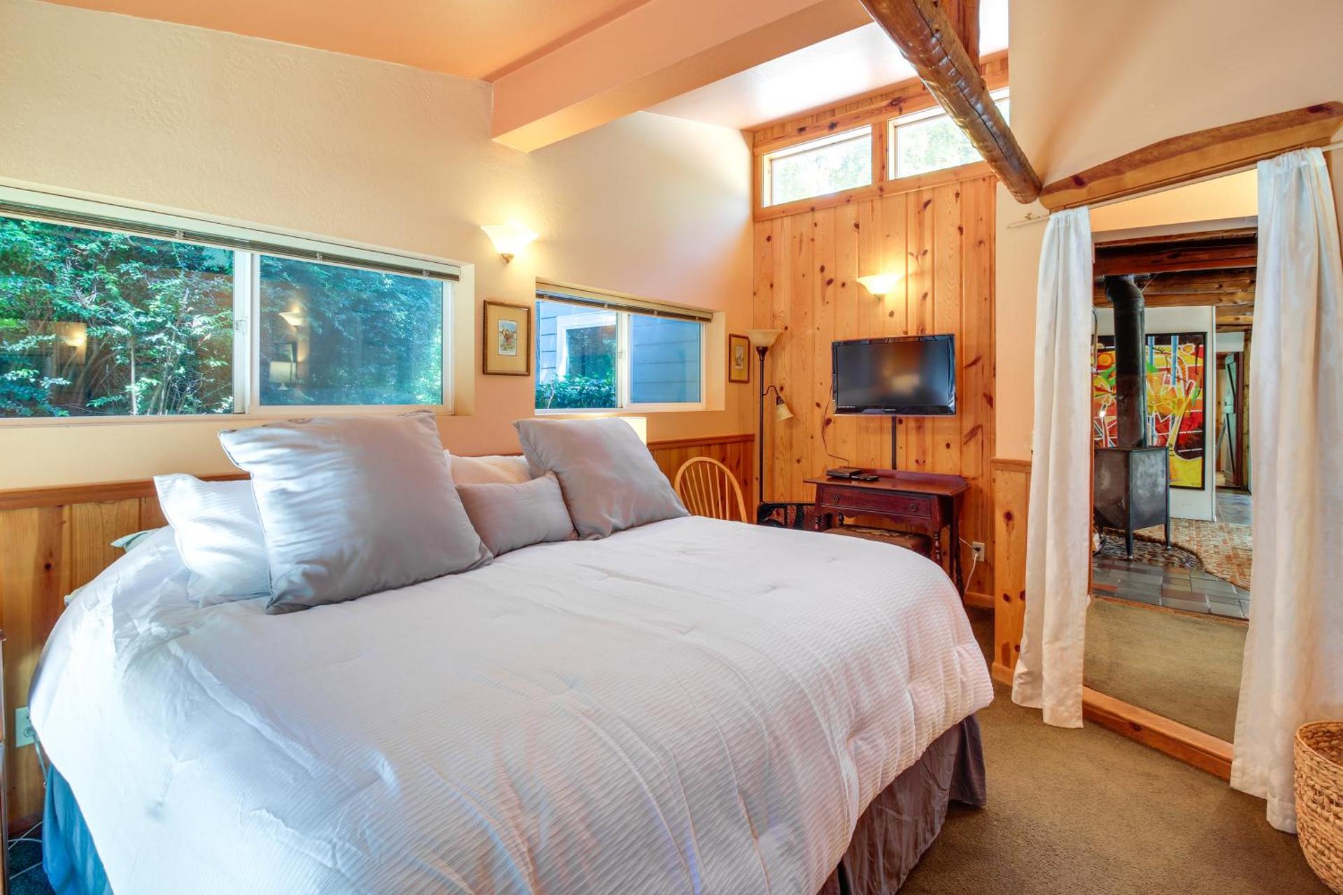 Rustic Bandon Log Cabin on 5 Acres of Woodlands!