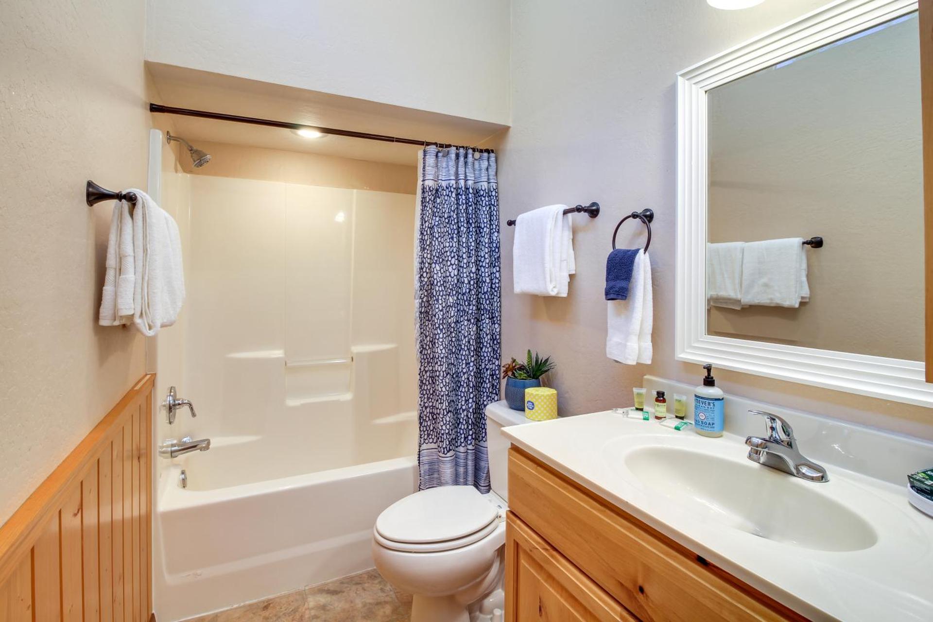 Rustic Bandon Log Cabin on 5 Acres of Woodlands!