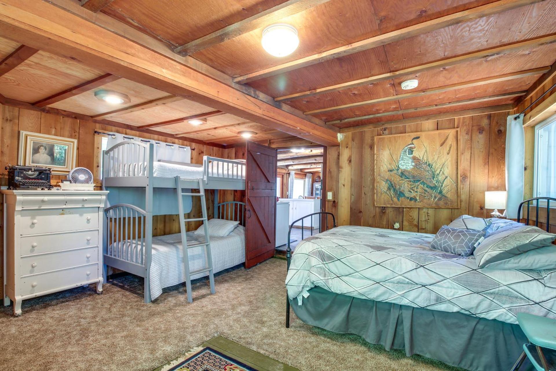 Rustic Bandon Log Cabin on 5 Acres of Woodlands!